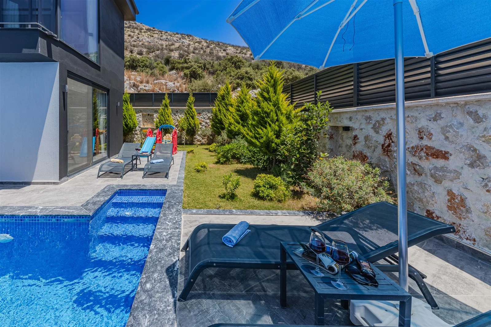 Yeşilköy’de Korunaklı, Çocuk Havuzlu, 4 Kişilik, Ekonomik Villa
