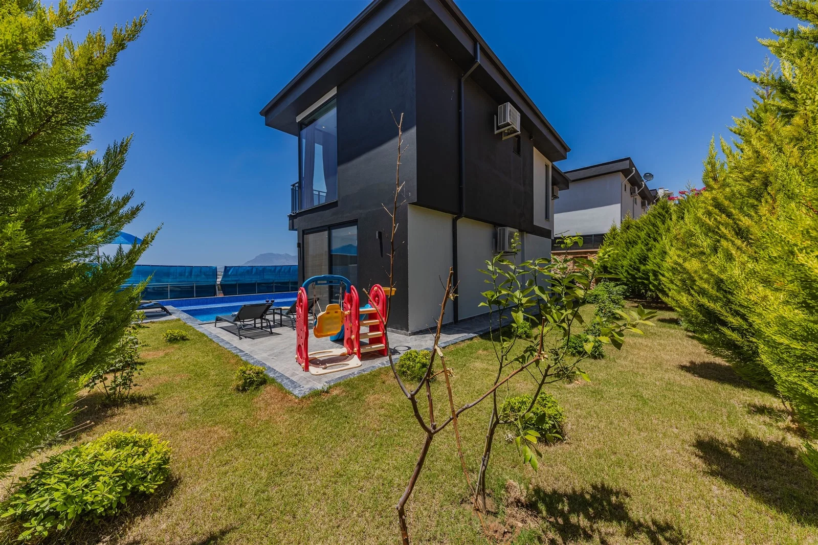 Yeşilköy’de Korunaklı, Çocuk Havuzlu, 4 Kişilik, Ekonomik Villa