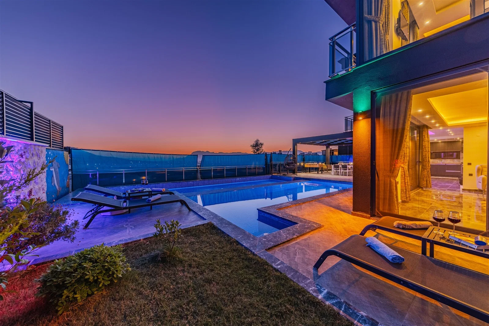 Yeşilköy’de Korunaklı, Çocuk Havuzlu, 4 Kişilik, Ekonomik Villa