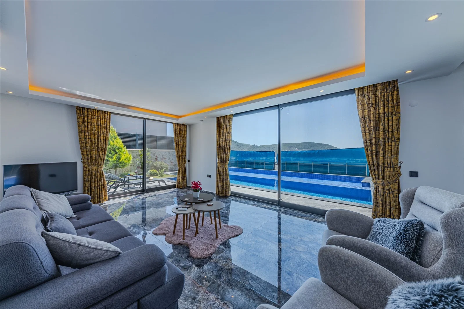 Yeşilköy’de Korunaklı, Çocuk Havuzlu, 2 Yatak Odalı, Ekonomik Villa
