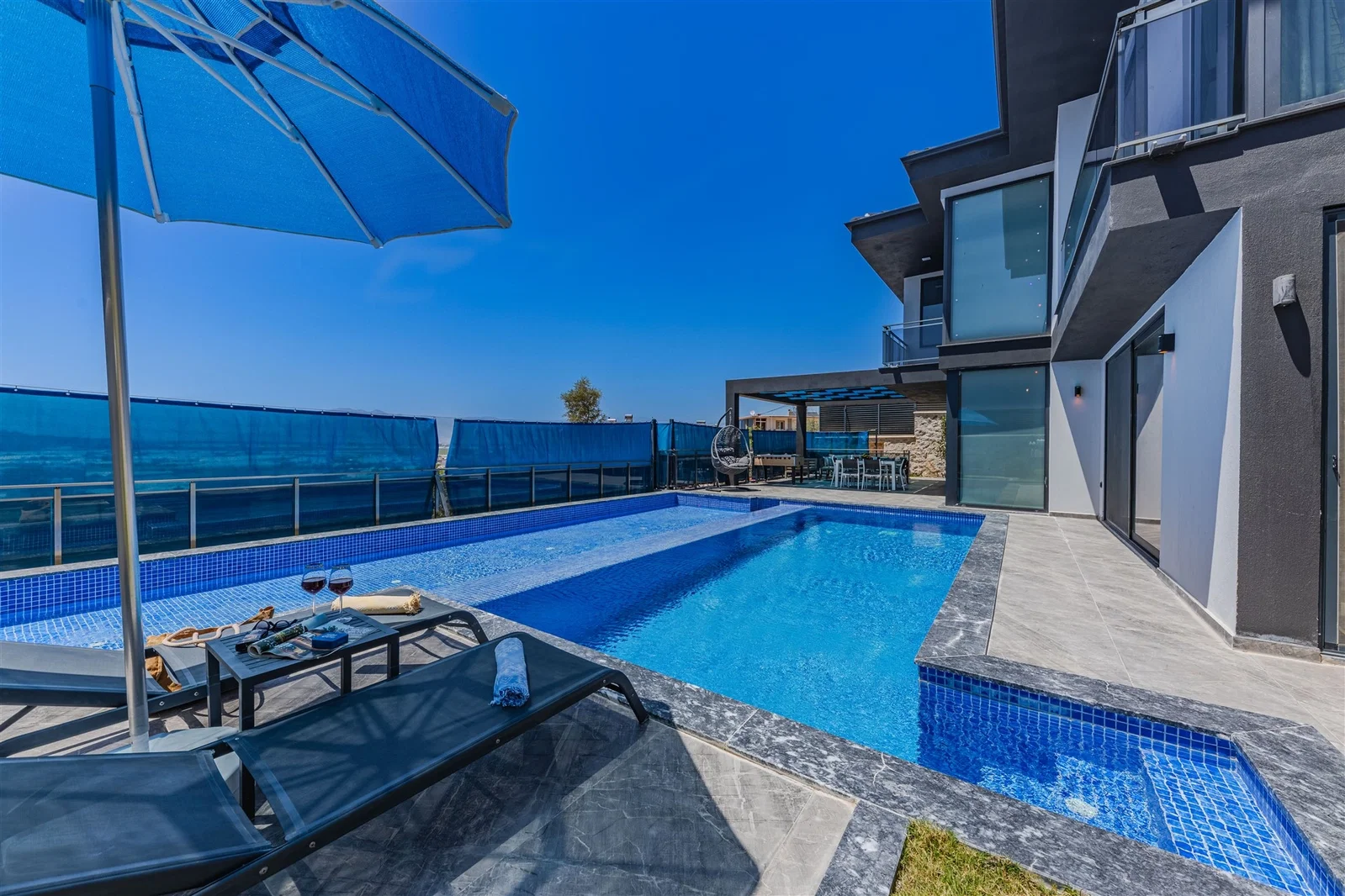 Yeşilköy’de Korunaklı, Çocuk Havuzlu, 2 Yatak Odalı, Ekonomik Villa
