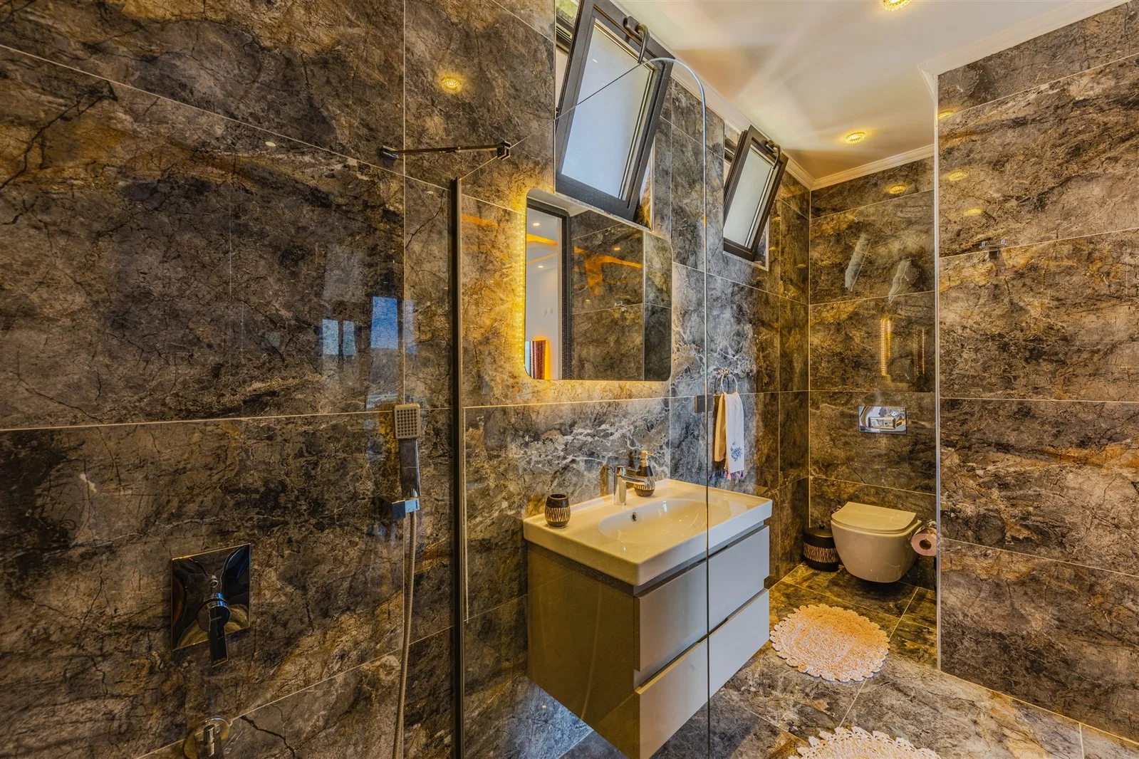 Yeşilköy’de Korunaklı, Çocuk Havuzlu, 2 Yatak Odalı, Ekonomik Villa