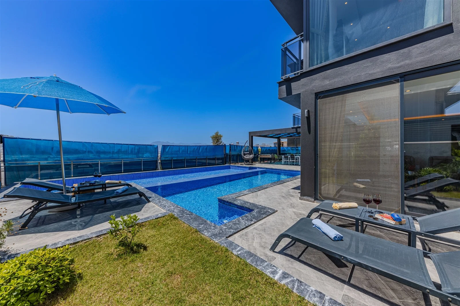 Yeşilköy’de Korunaklı, Çocuk Havuzlu, 2 Yatak Odalı, Ekonomik Villa