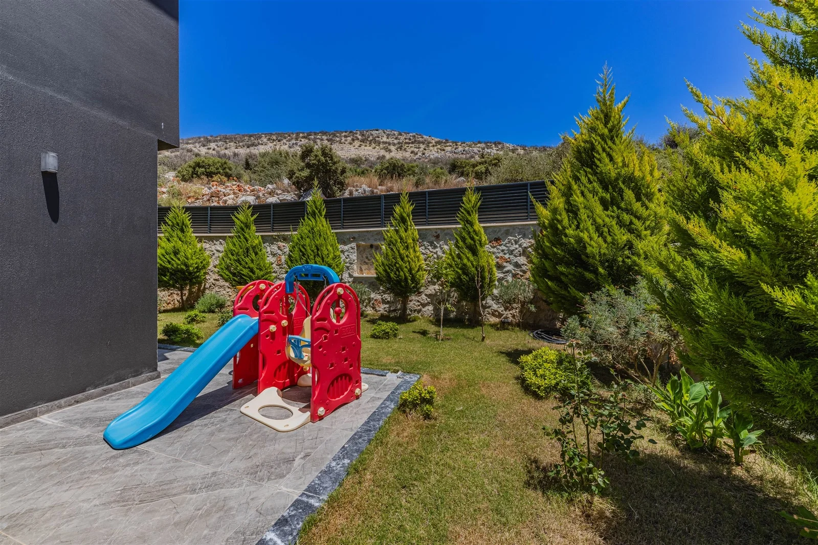 Yeşilköy’de Korunaklı, Çocuk Havuzlu, 2 Yatak Odalı, Ekonomik Villa