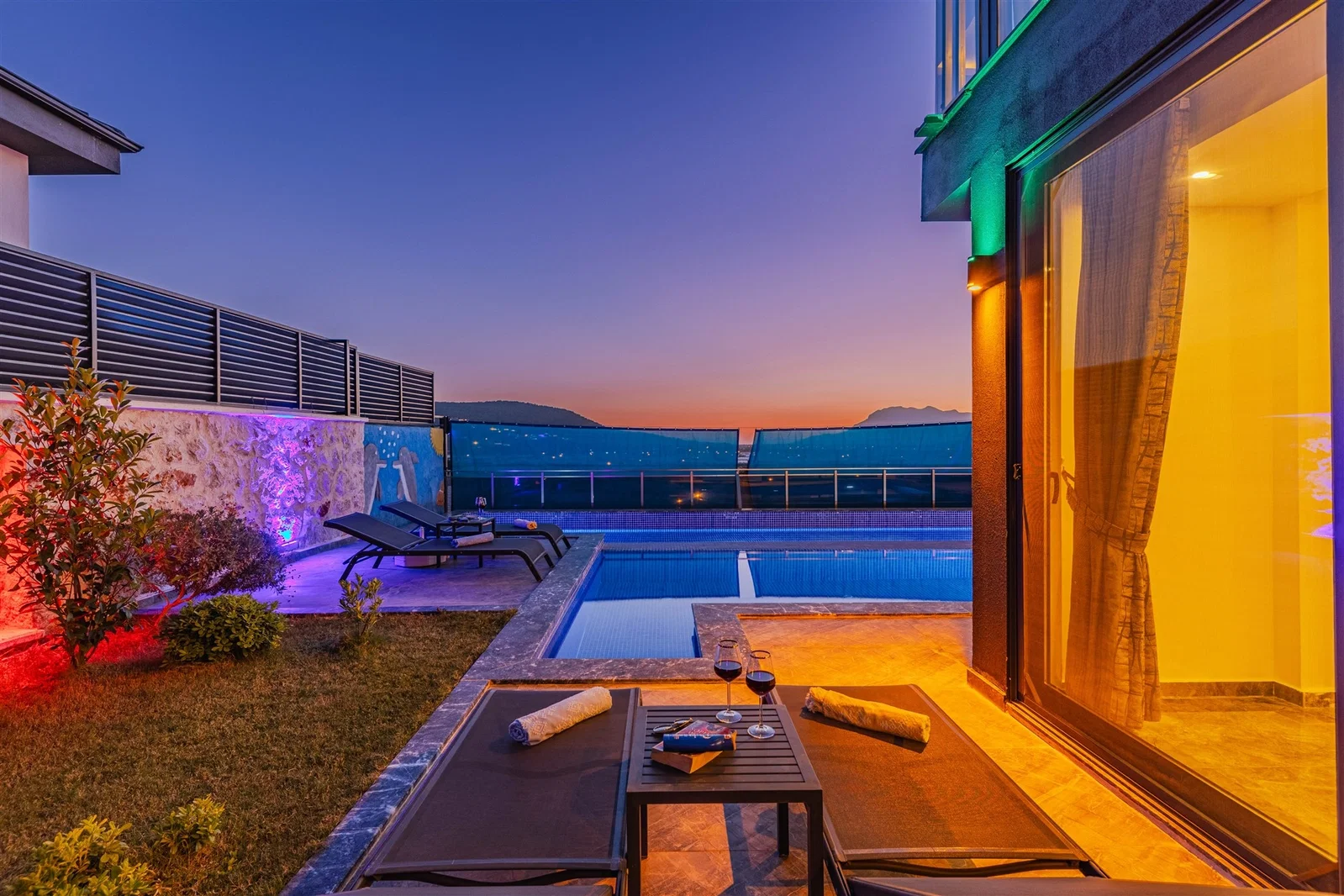 Yeşilköy’de Korunaklı, Çocuk Havuzlu, 2 Yatak Odalı, Ekonomik Villa