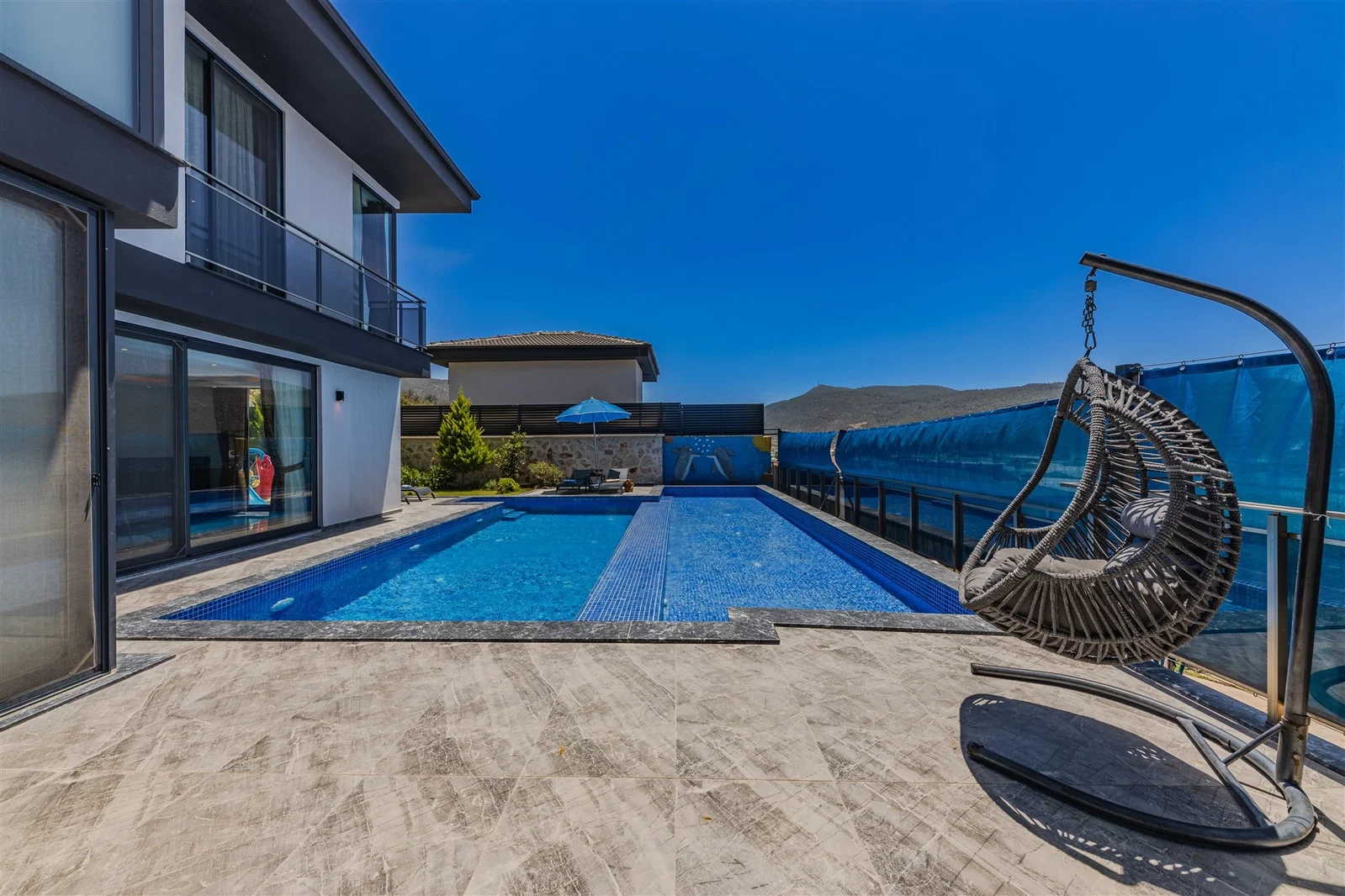 Yeşilköy’de Korunaklı, Çocuk Havuzlu, 2 Yatak Odalı, Ekonomik Villa