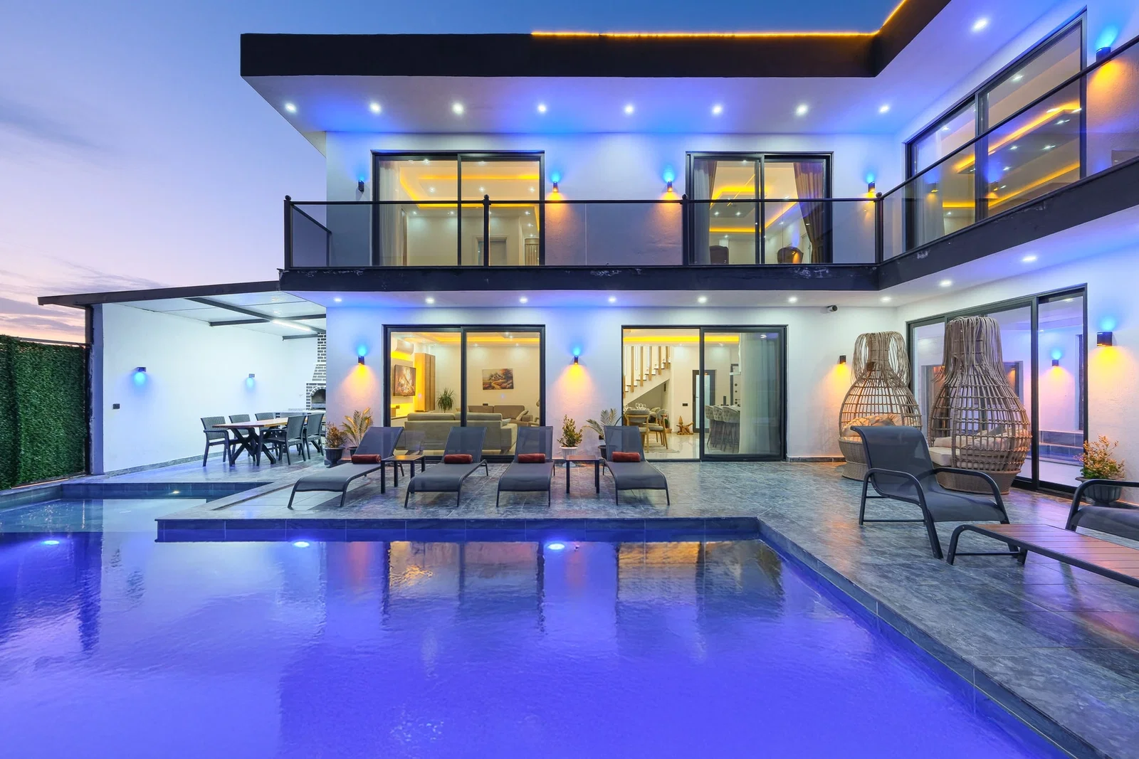 Çavdır’da Korunaklı, Isıtmalı Havuzlu, 4 Kişilik, Lüks Villa