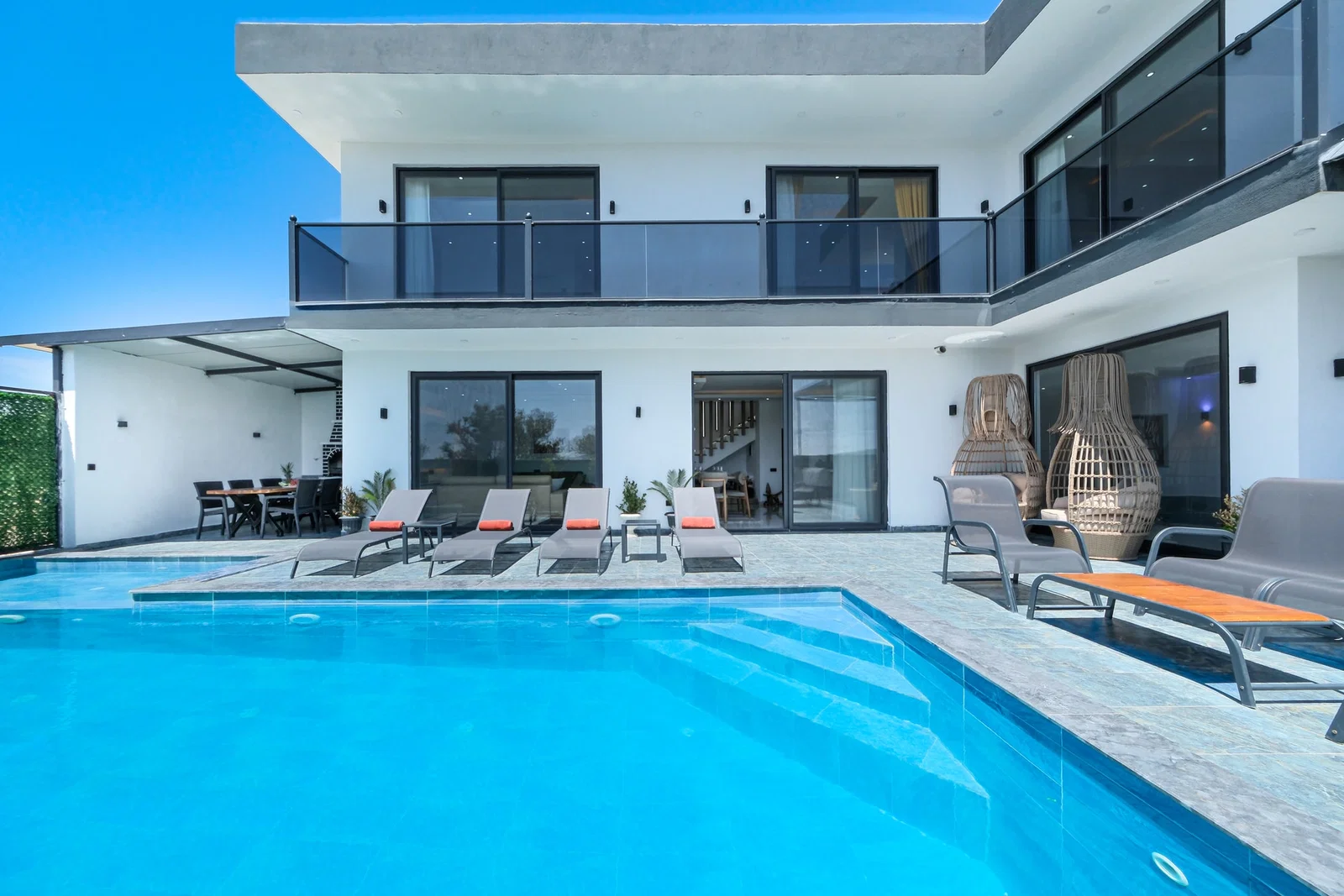 Çavdır’da Korunaklı, Isıtmalı Havuzlu, 4 Kişilik, Lüks Villa