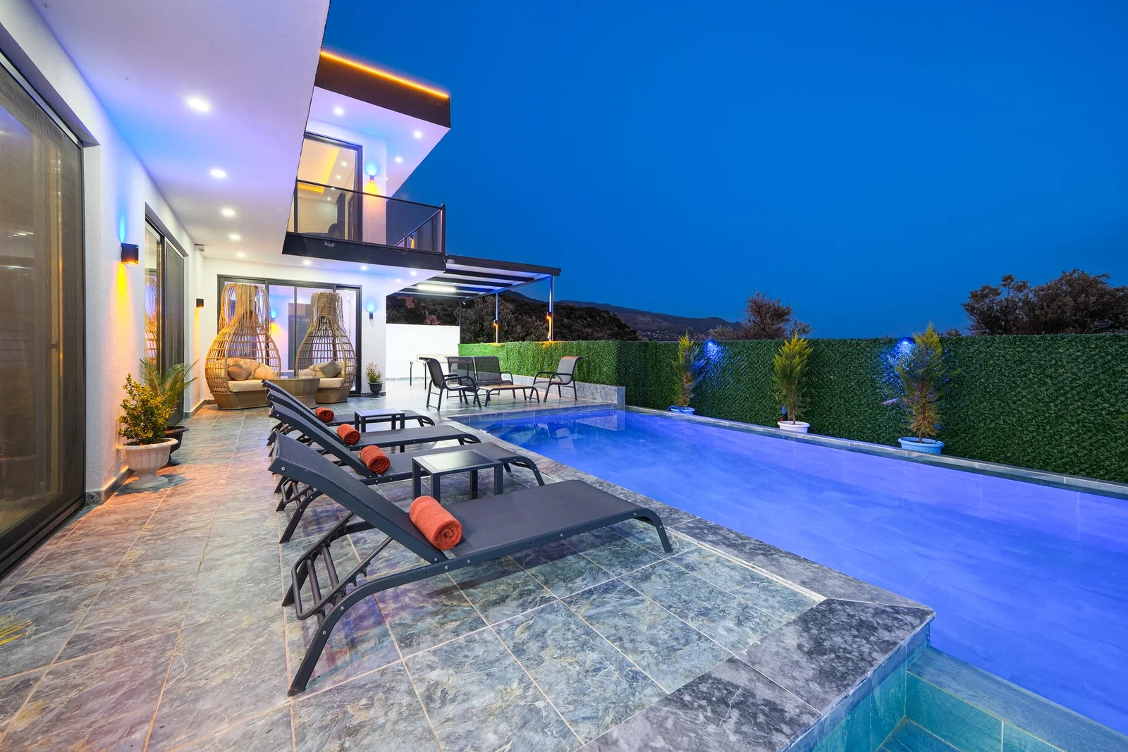 Çavdır’da Korunaklı, Isıtmalı Havuzlu, 4 Kişilik, Lüks Villa