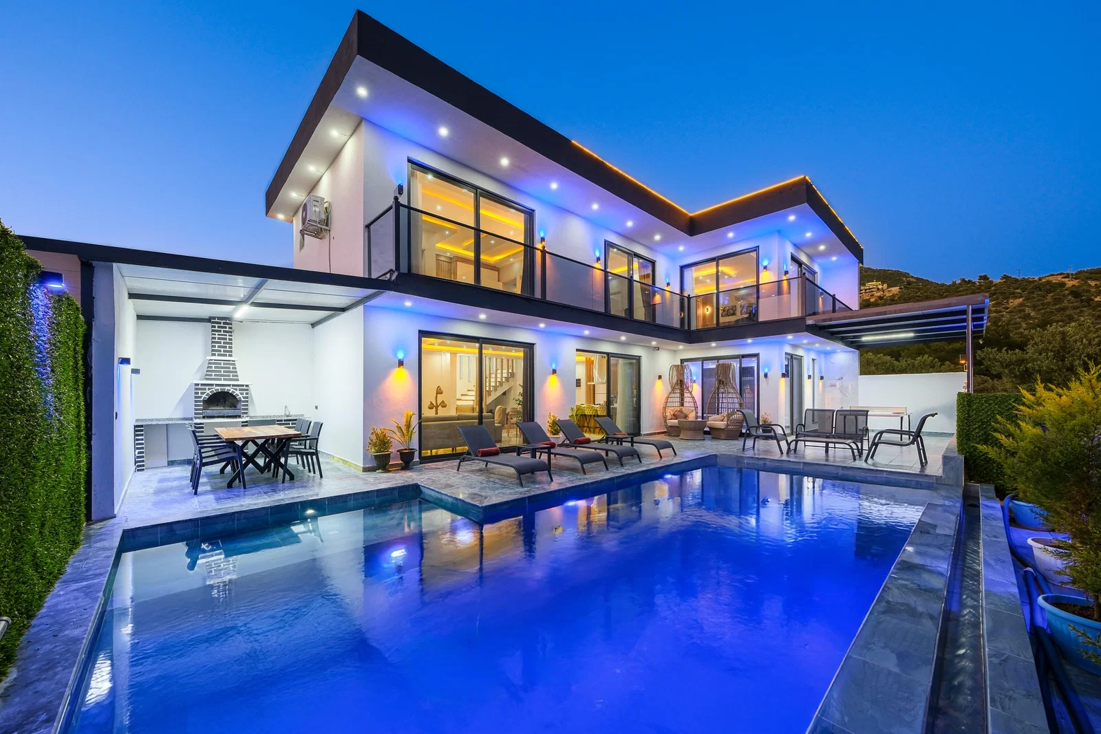 Çavdır’da Korunaklı, Isıtmalı Havuzlu, 4 Kişilik, Lüks Villa