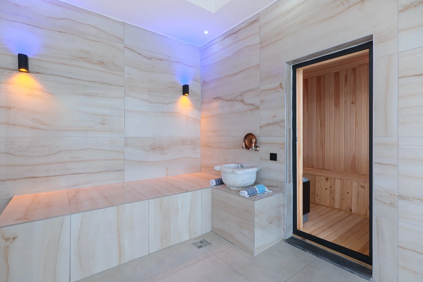 Çavdır’da Korunaklı, Isıtmalı Havuzlu, 4 Kişilik, Lüks Villa