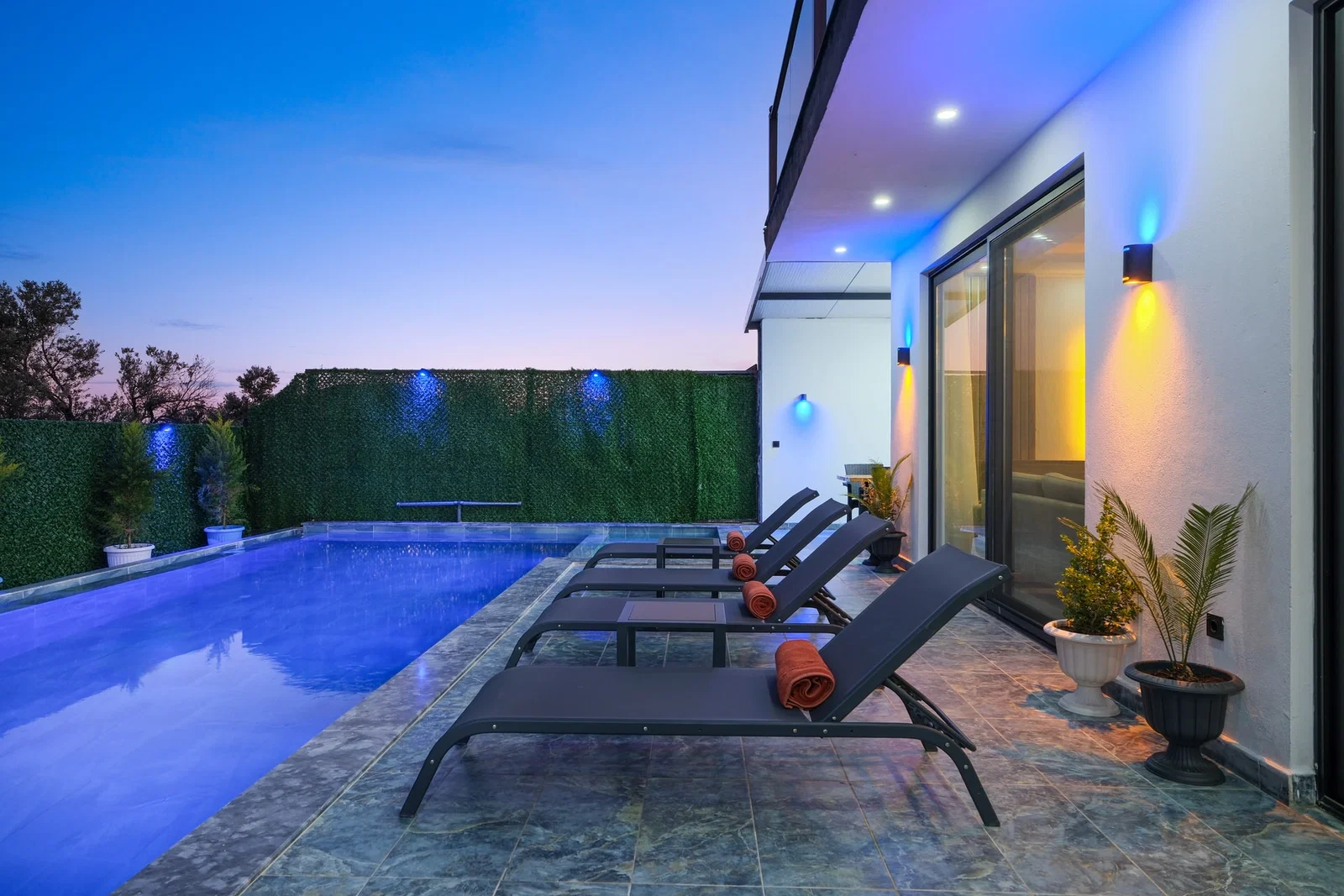 Çavdır’da Korunaklı, Isıtmalı Havuzlu, 4 Kişilik, Lüks Villa