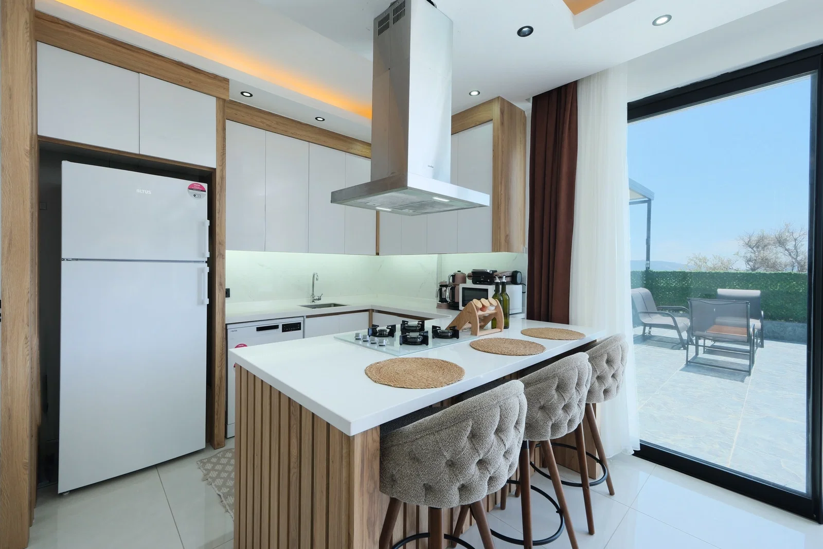 Çavdır’da Korunaklı, Isıtmalı Havuzlu, 4 Kişilik, Lüks Villa