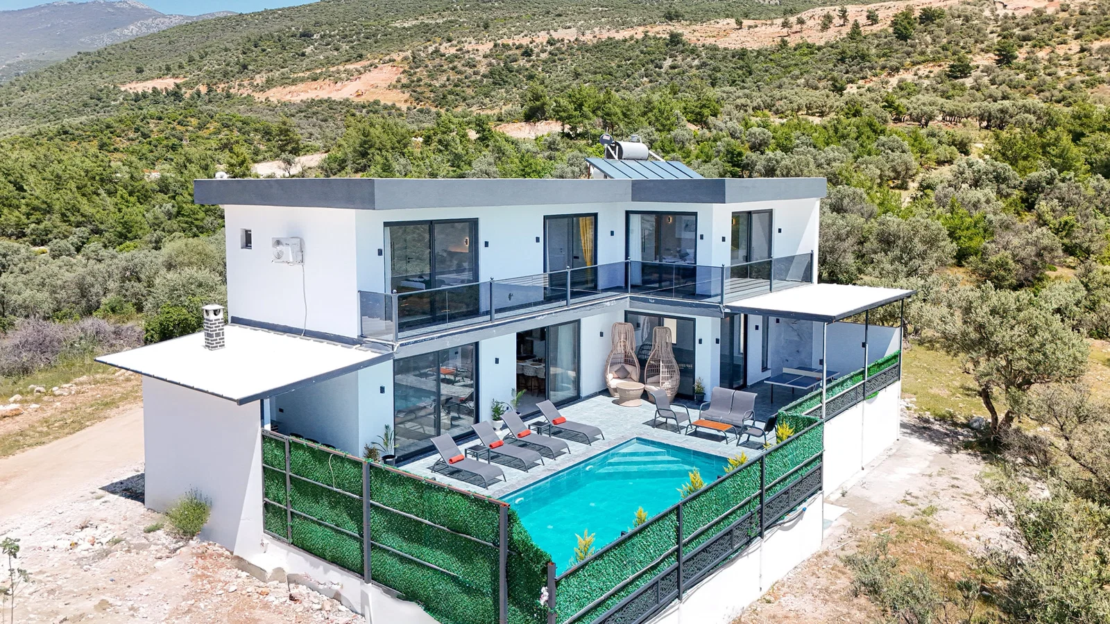 Çavdır’da Korunaklı, Isıtmalı Havuzlu, 4 Kişilik, Lüks Villa