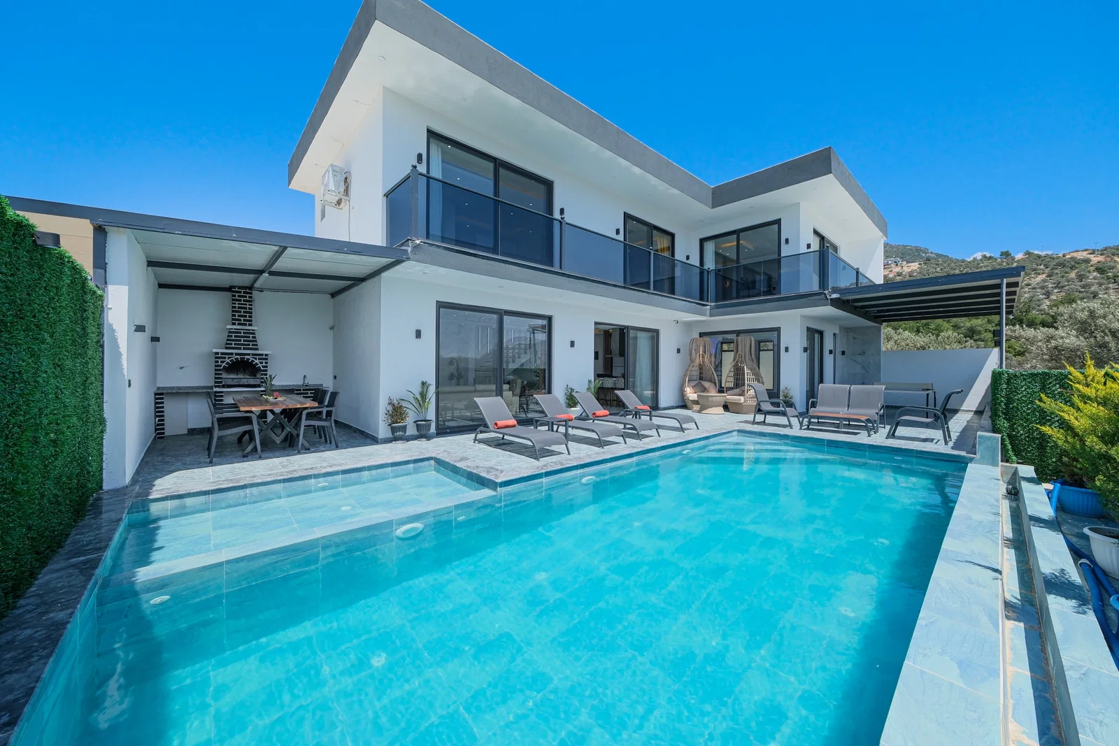 Çavdır’da Korunaklı, Isıtmalı Havuzlu, 4 Kişilik, Lüks Villa