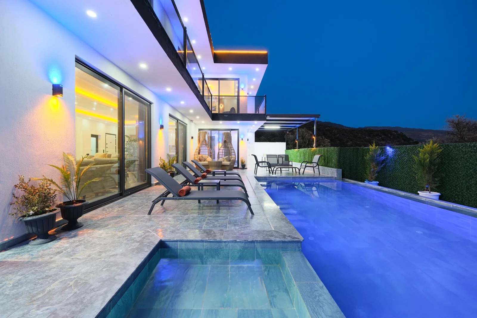 Çavdır’da Korunaklı, Isıtmalı Havuzlu, 4 Kişilik, Lüks Villa