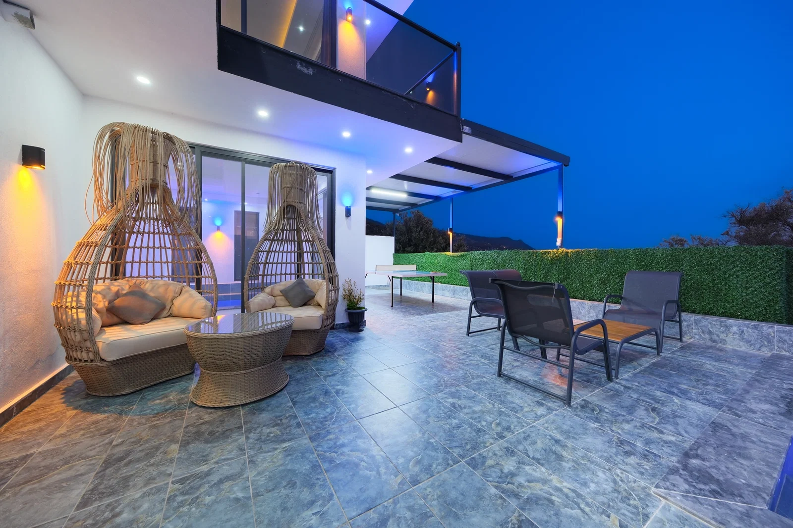 Çavdır’da Korunaklı, Isıtmalı Havuzlu, 4 Kişilik, Lüks Villa