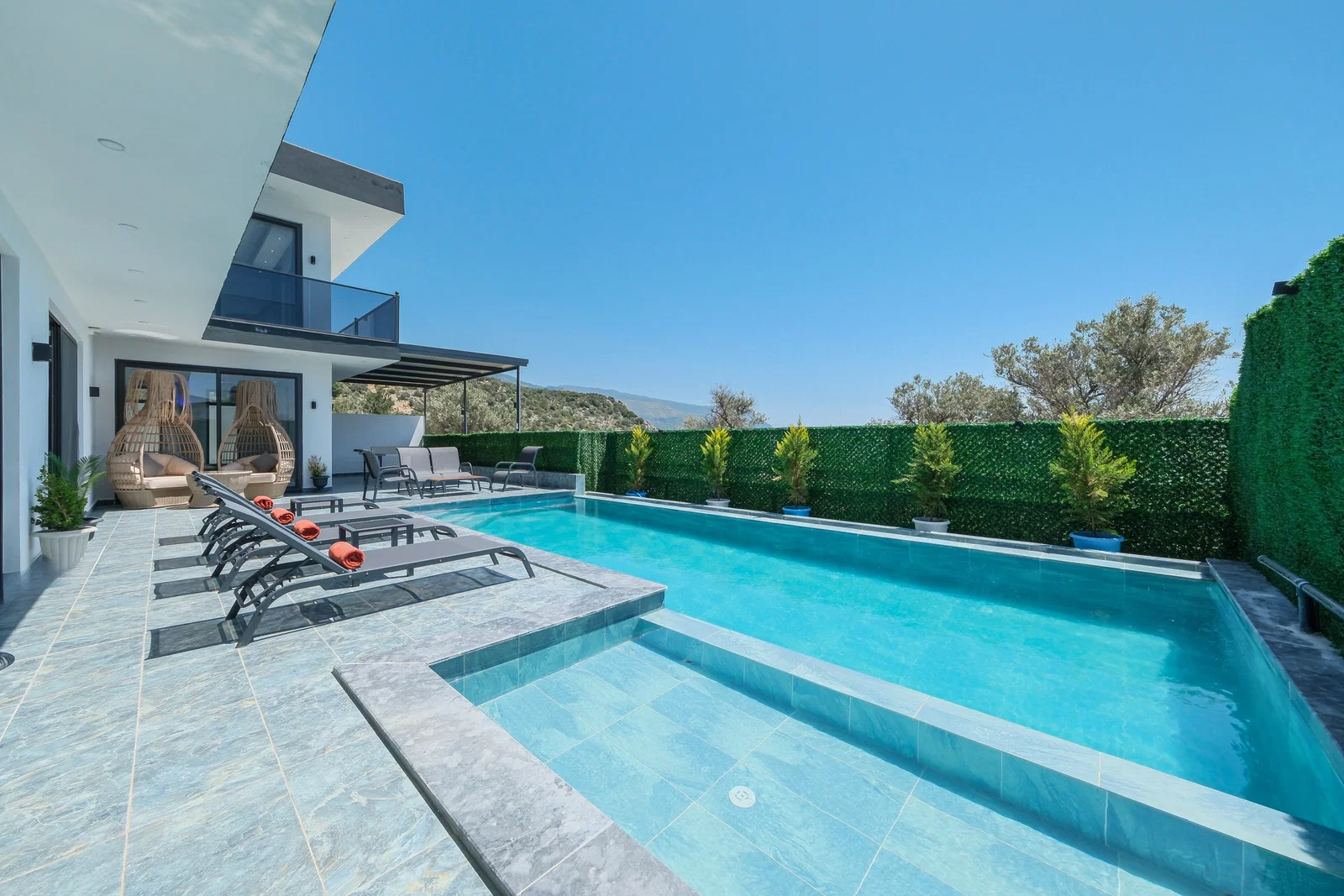 Çavdır’da Korunaklı, Isıtmalı Havuzlu, 4 Kişilik, Lüks Villa