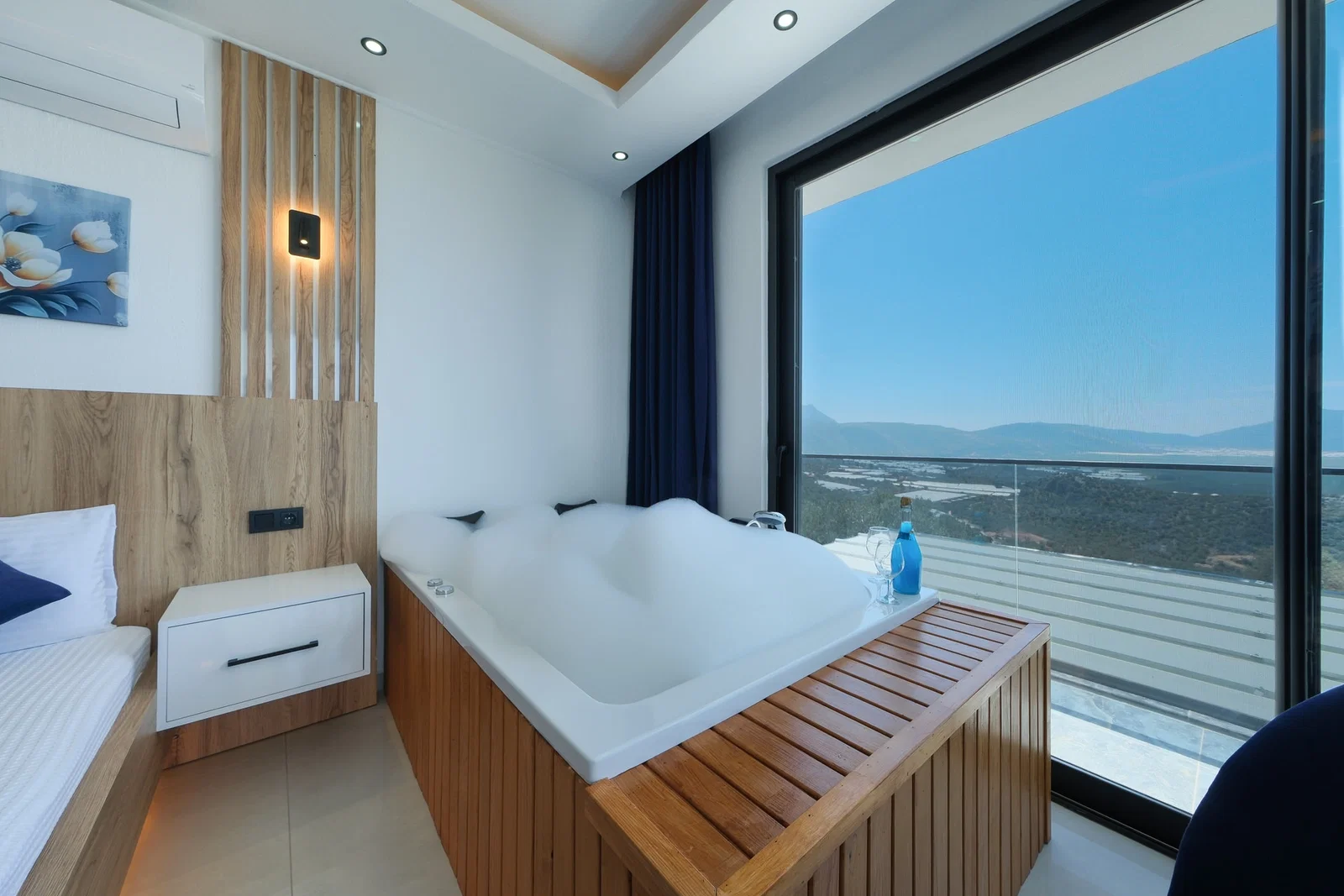 Çavdır’da Korunaklı, Isıtmalı Havuzlu, 4 Kişilik, Lüks Villa