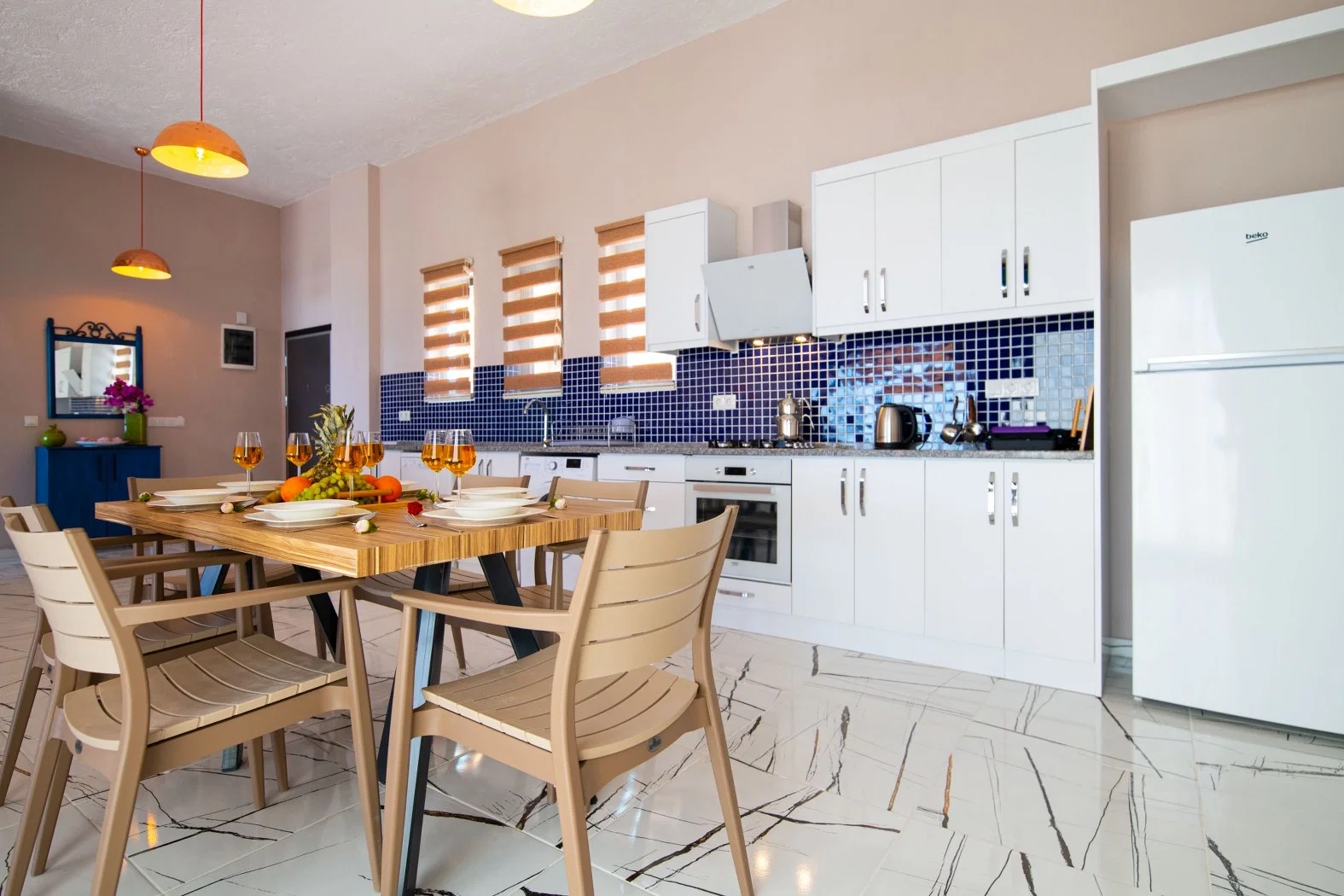 Yeşilköy’de Balayı Çiftlerine Uygun, Isıtmalı Havuzlu, 2 Yatak Odalı, Kiralık Villa