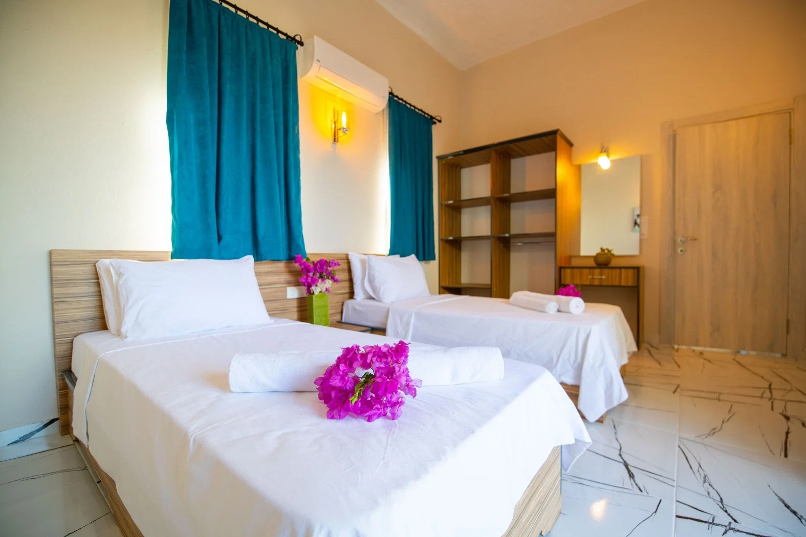 Yeşilköy’de Balayı Çiftlerine Uygun, Isıtmalı Havuzlu, 2 Yatak Odalı, Kiralık Villa
