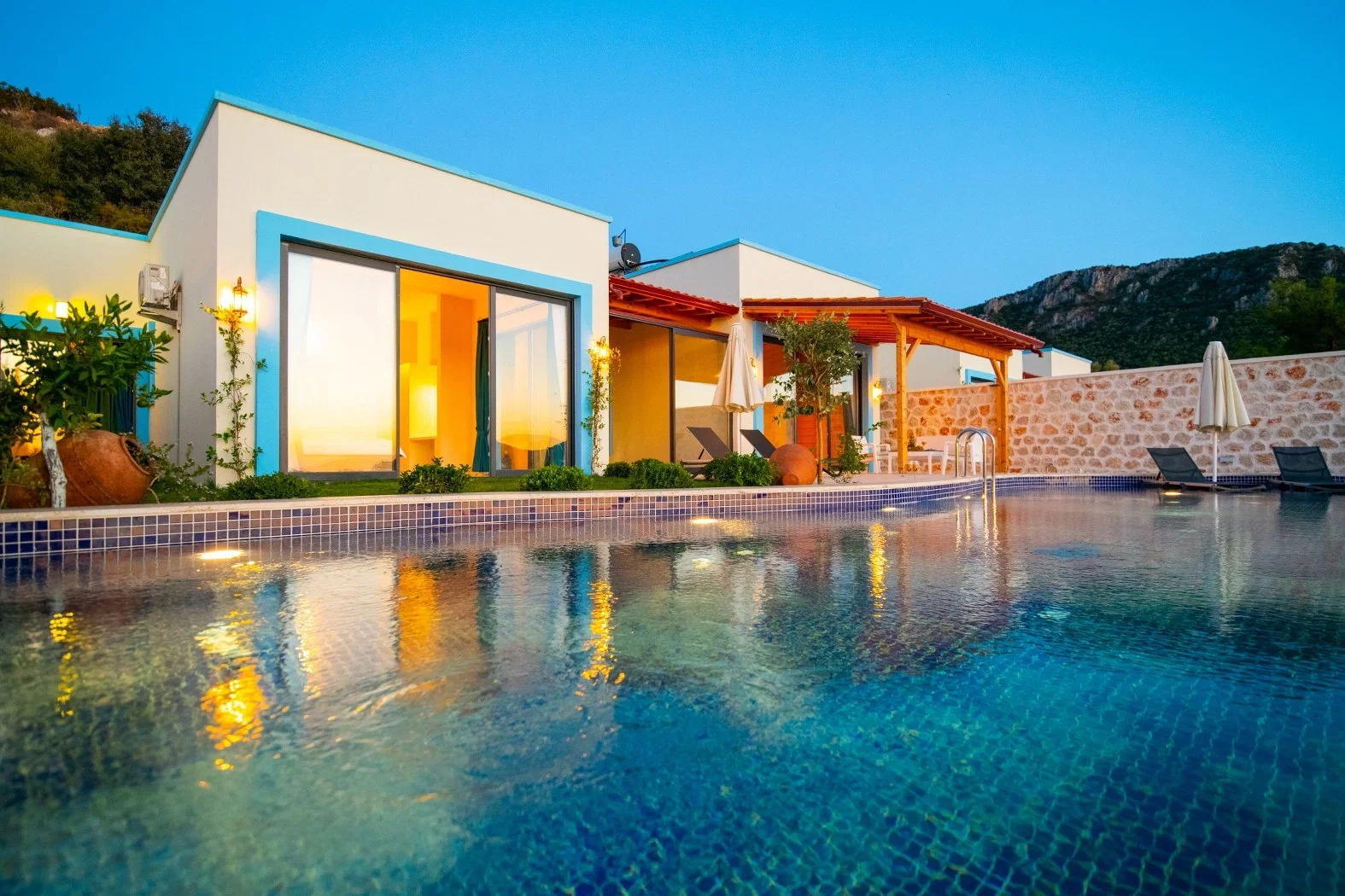 Yeşilköy’de Balayı Çiftlerine Uygun, Isıtmalı Havuzlu, 2 Yatak Odalı, Kiralık Villa