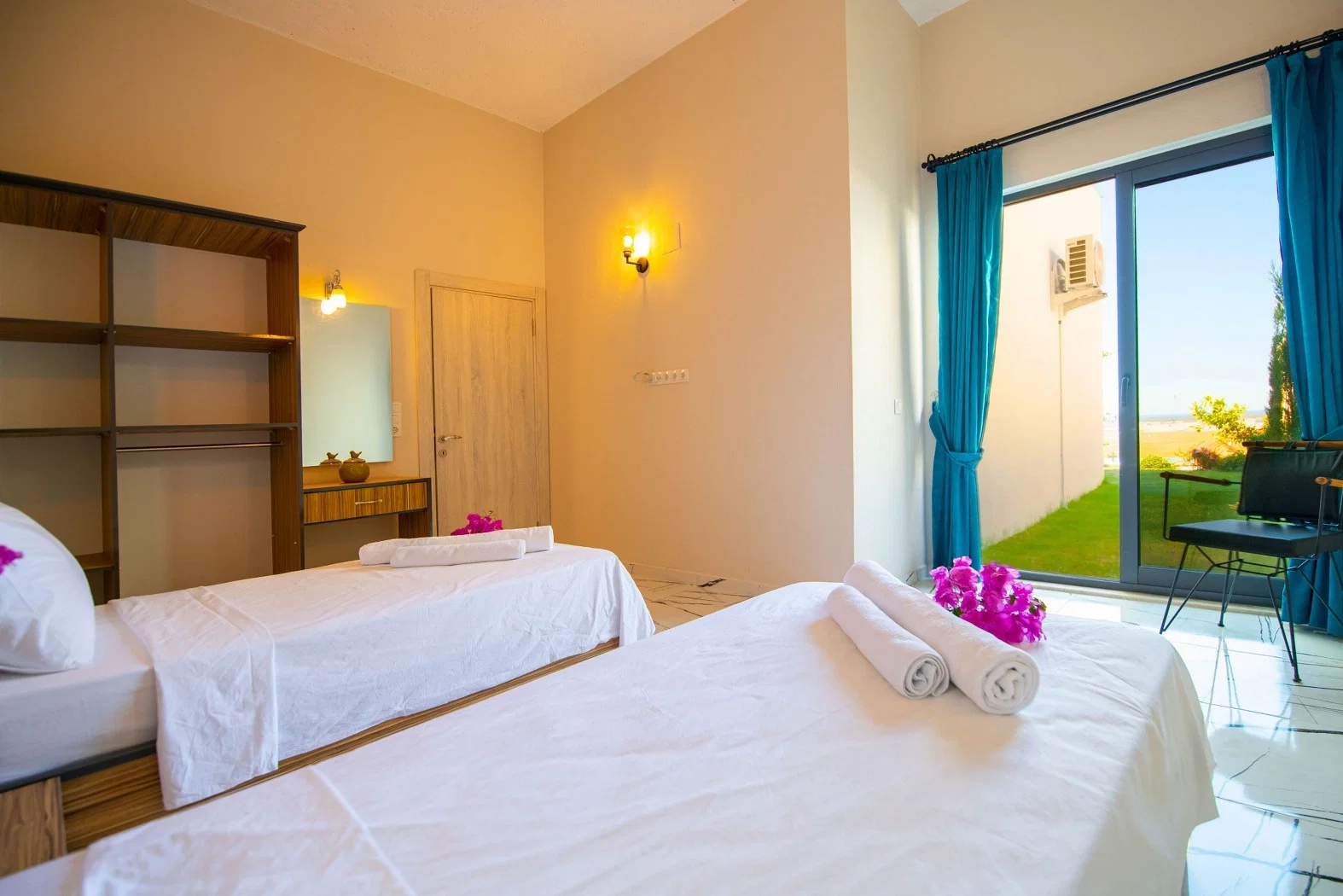 Yeşilköy’de Balayı Çiftlerine Uygun, Isıtmalı Havuzlu, 2 Yatak Odalı, Kiralık Villa