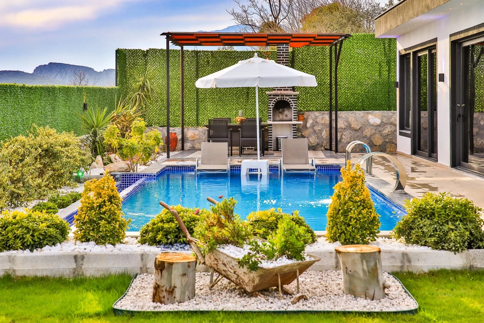 Çavdır’da Balayı Çiftlerine Uygun, Korunaklı Havuzlu, 2 Yatak Odalı, Ekonomik Villa