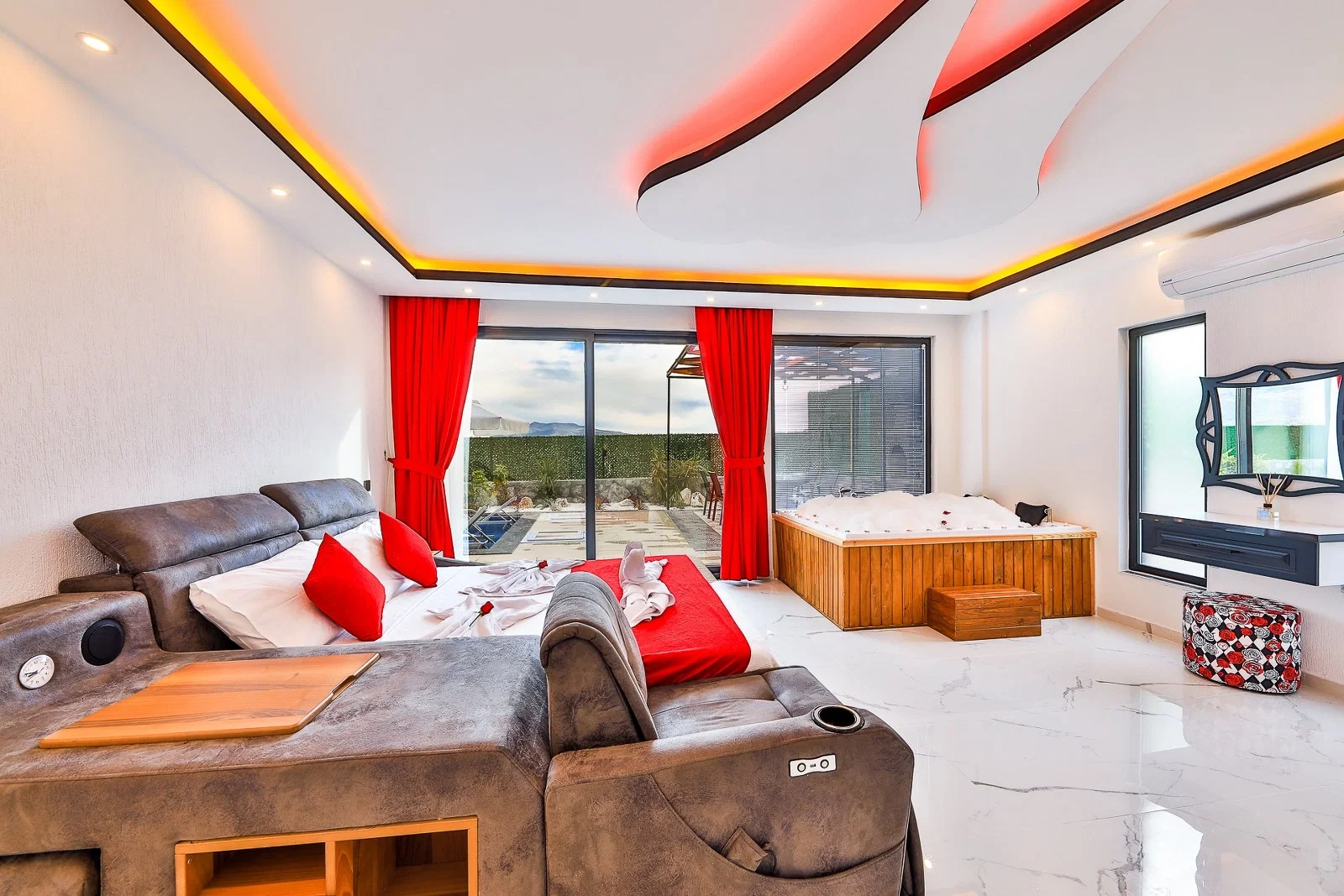 Çavdır’da Balayı Çiftlerine Uygun, Korunaklı Havuzlu, 2 Yatak Odalı, Ekonomik Villa