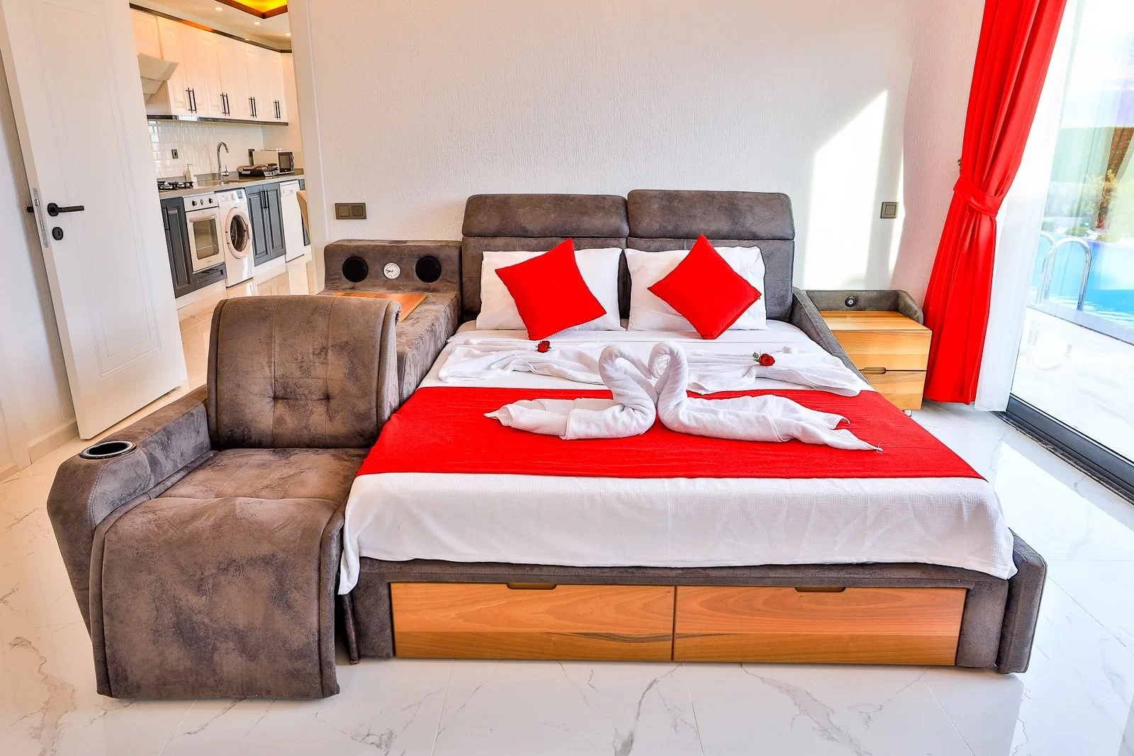 Çavdır’da Balayı Çiftlerine Uygun, Korunaklı Havuzlu, 2 Yatak Odalı, Ekonomik Villa