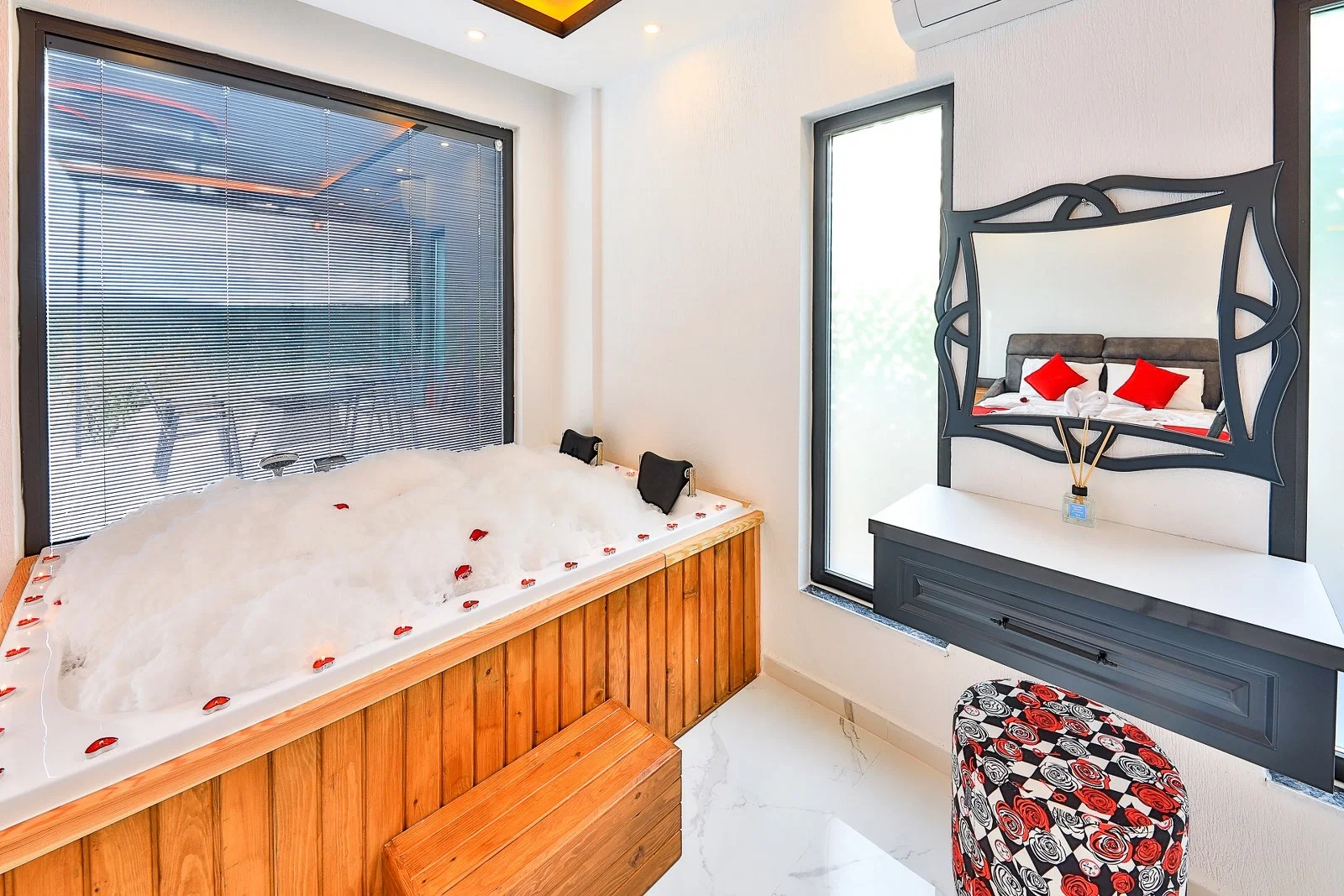 Çavdır’da Balayı Çiftlerine Uygun, Korunaklı Havuzlu, 2 Yatak Odalı, Ekonomik Villa