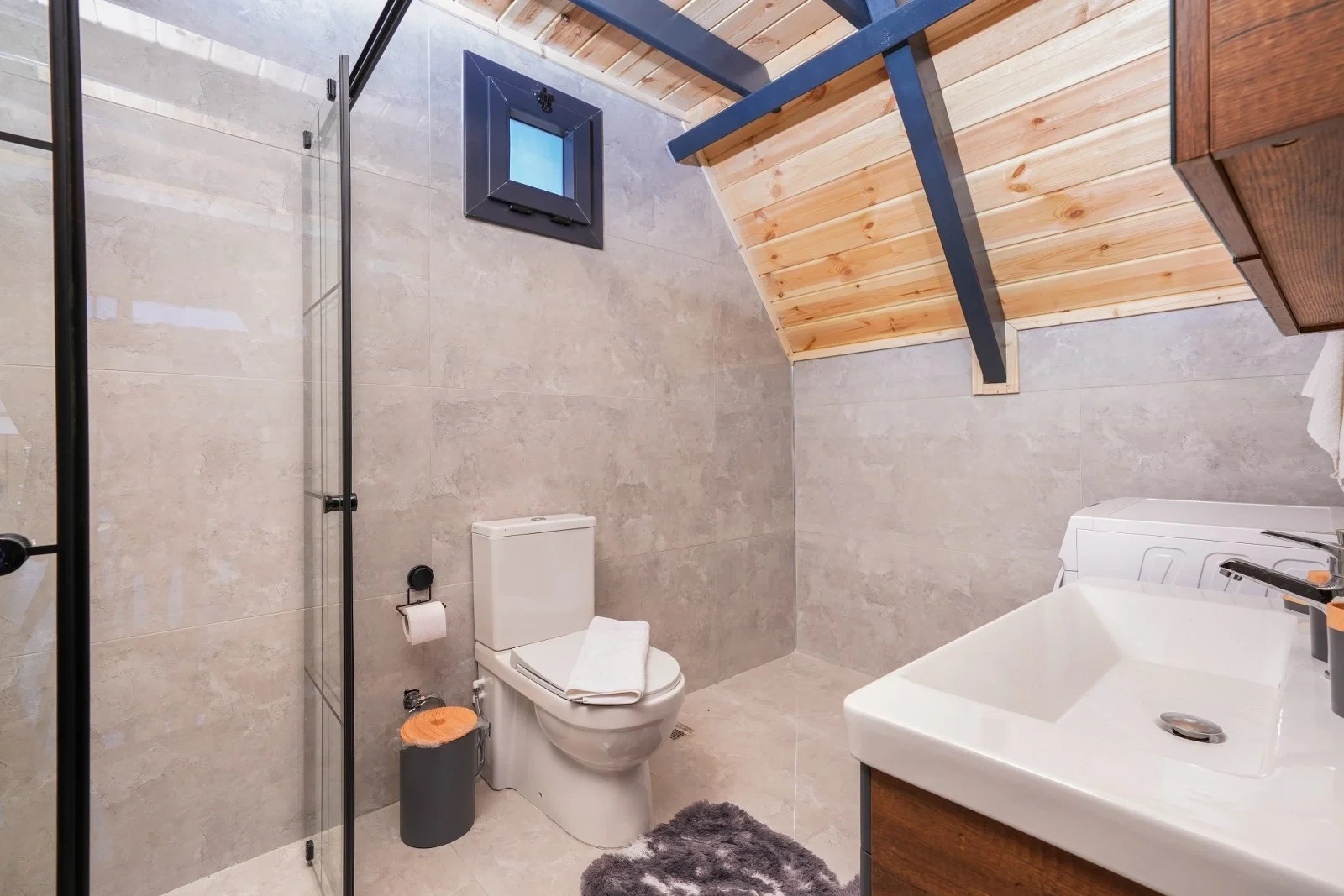 Bezirgan’da Balayı Çiftlerine Uygun, Korunaklı Havuzlu, 2 Yatak Odalı, Kiralık Villa