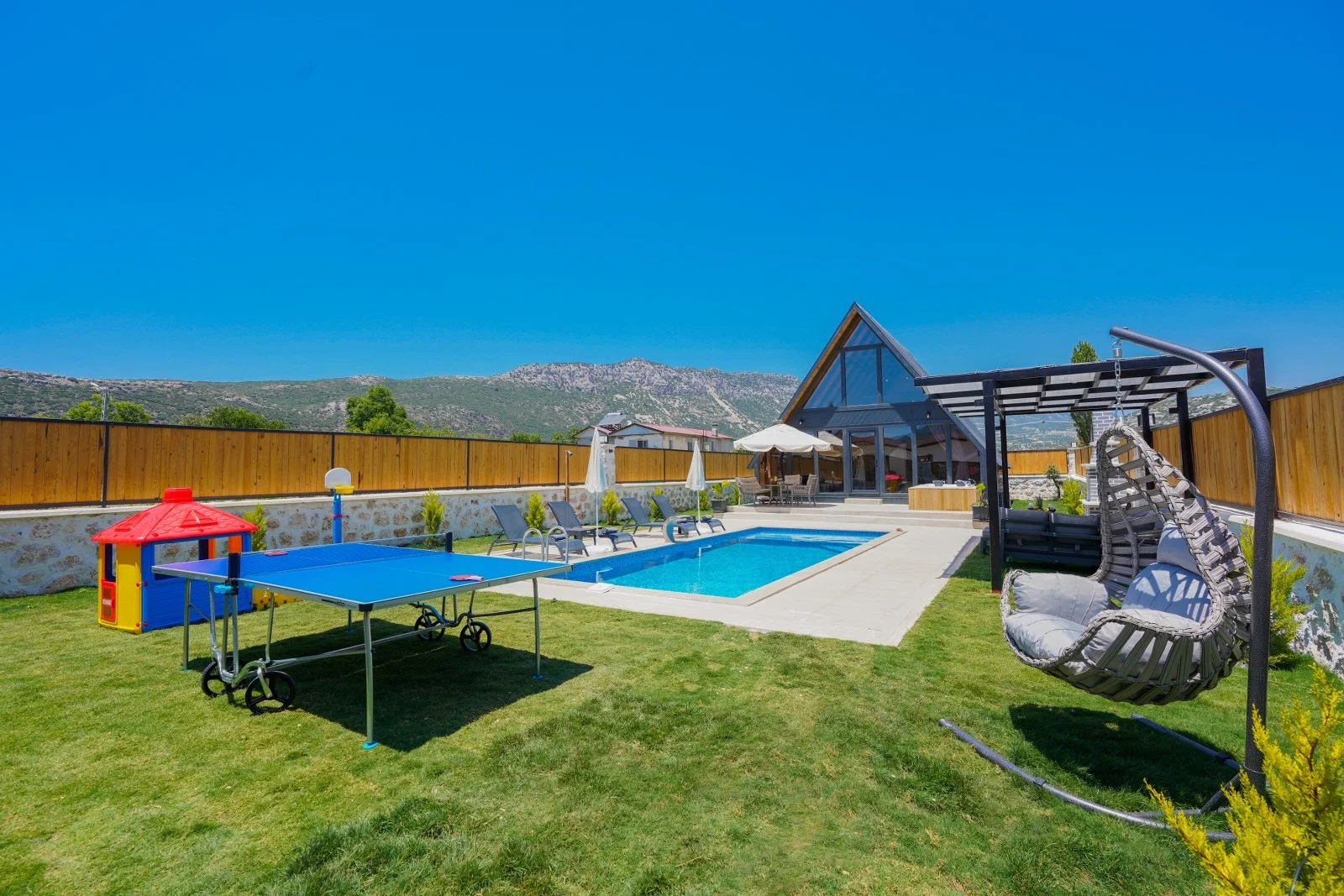 Bezirgan’da Balayı Çiftlerine Uygun, Korunaklı Havuzlu, 2 Yatak Odalı, Kiralık Villa