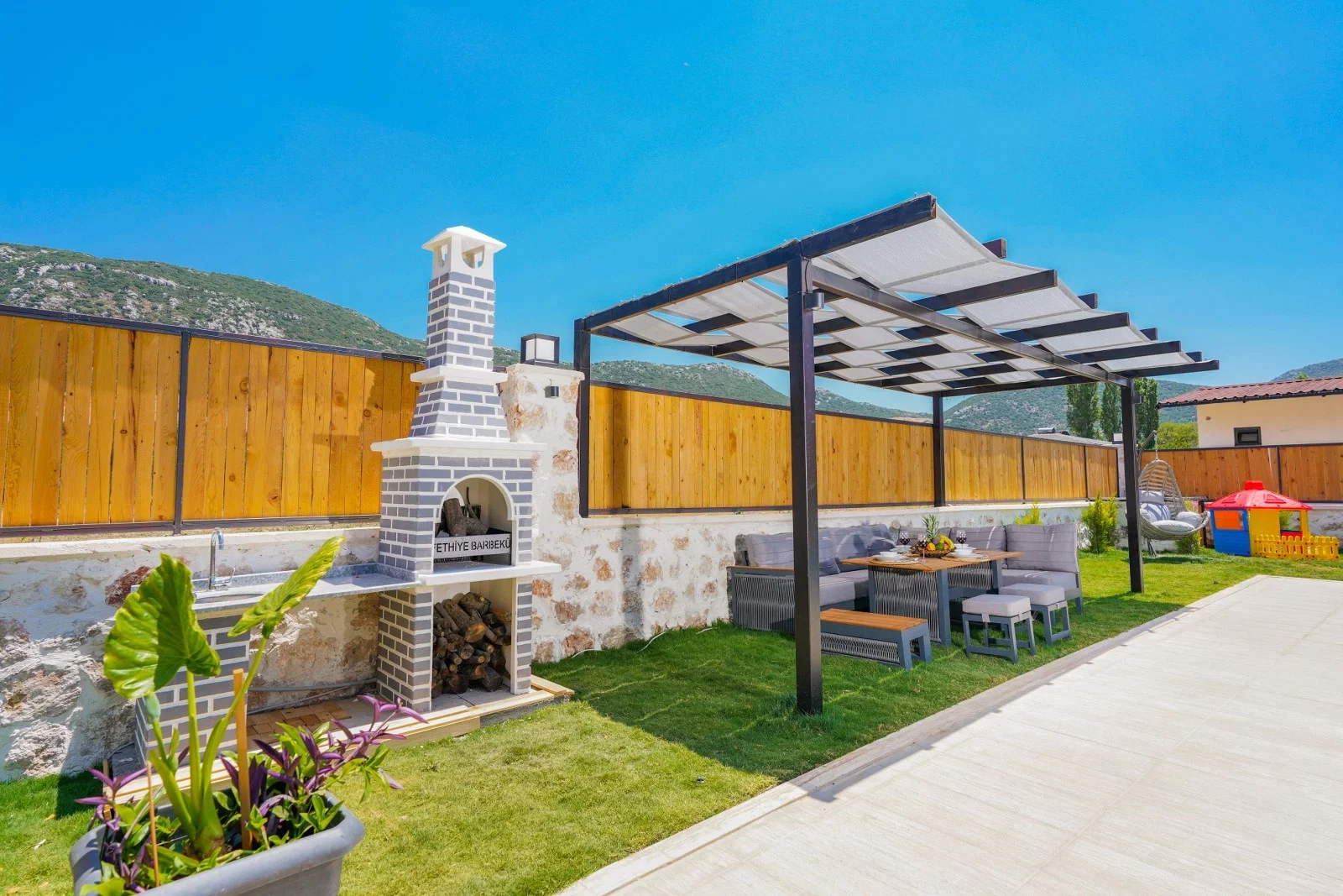 Bezirgan’da Balayı Çiftlerine Uygun, Korunaklı Havuzlu, 2 Yatak Odalı, Kiralık Villa