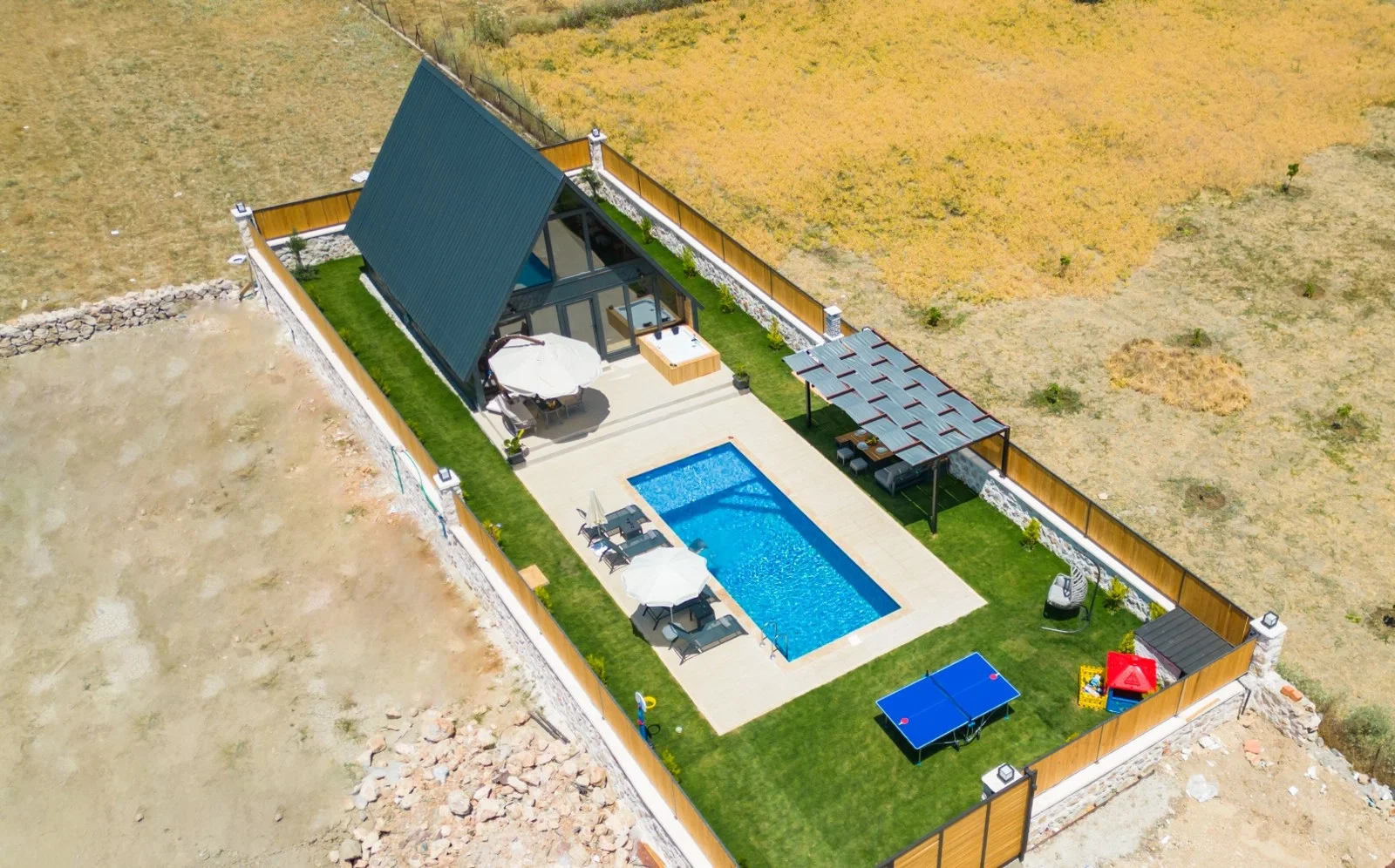 Bezirgan’da Balayı Çiftlerine Uygun, Korunaklı Havuzlu, 2 Yatak Odalı, Kiralık Villa