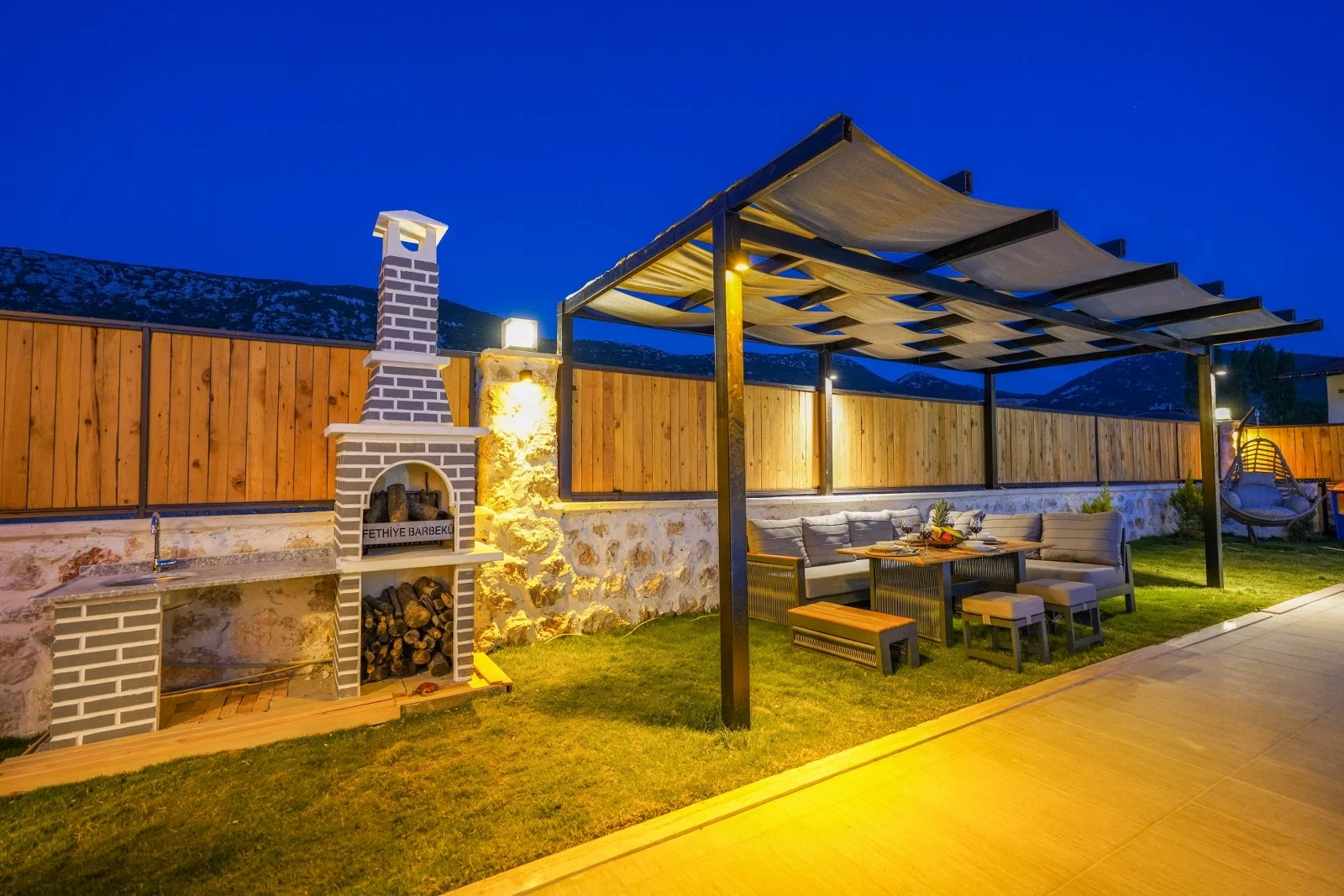 Bezirgan’da Balayı Çiftlerine Uygun, Korunaklı Havuzlu, 2 Yatak Odalı, Kiralık Villa