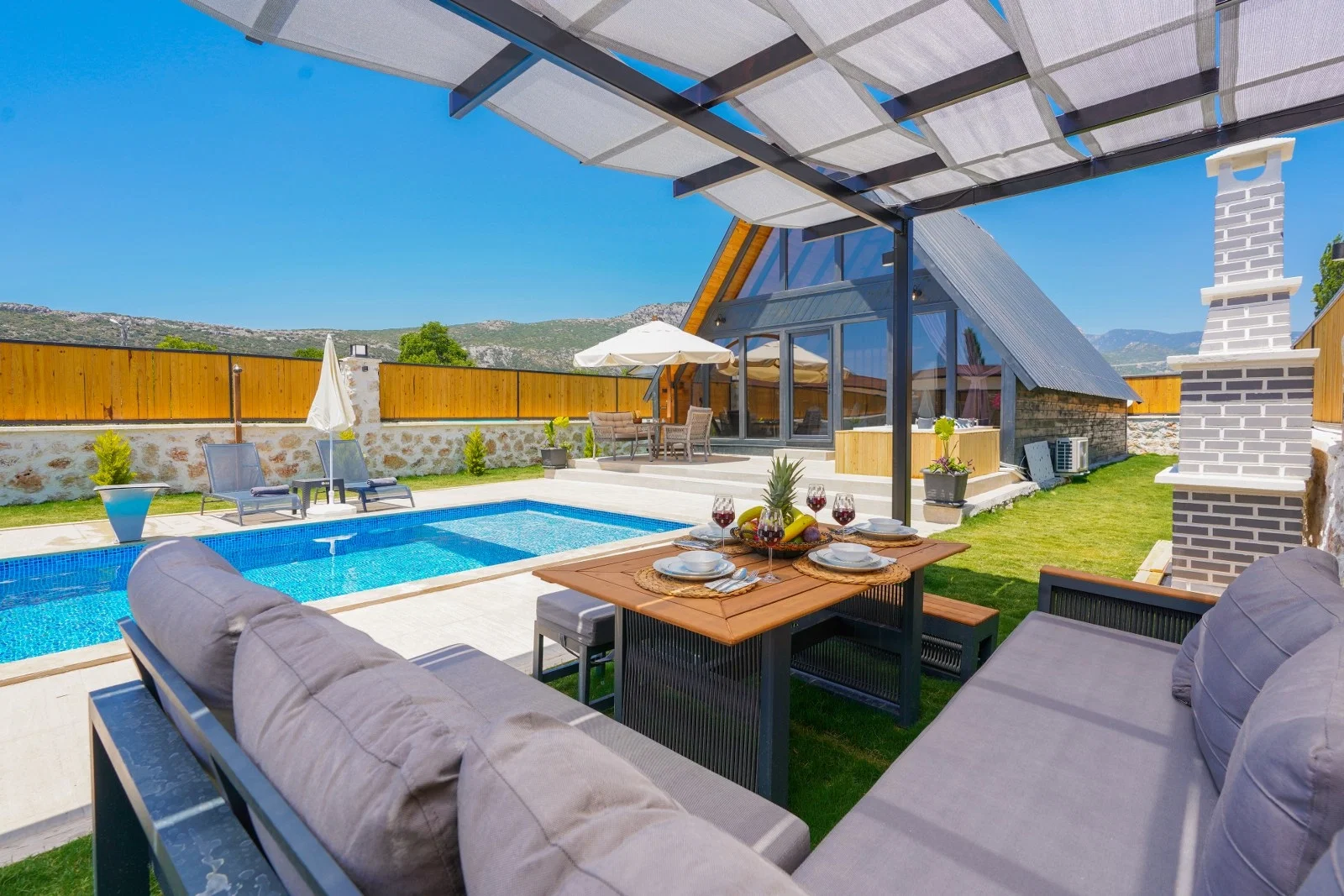 Bezirgan’da Balayı Çiftlerine Uygun, Korunaklı Havuzlu, 2 Yatak Odalı, Kiralık Villa