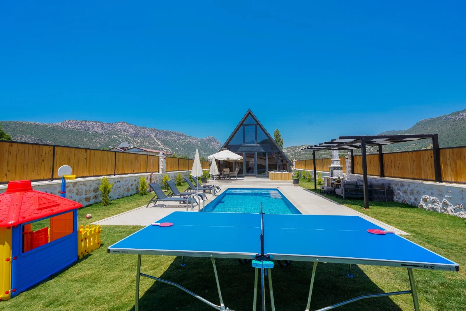 Bezirgan’da Balayı Çiftlerine Uygun, Korunaklı Havuzlu, 2 Yatak Odalı, Kiralık Villa