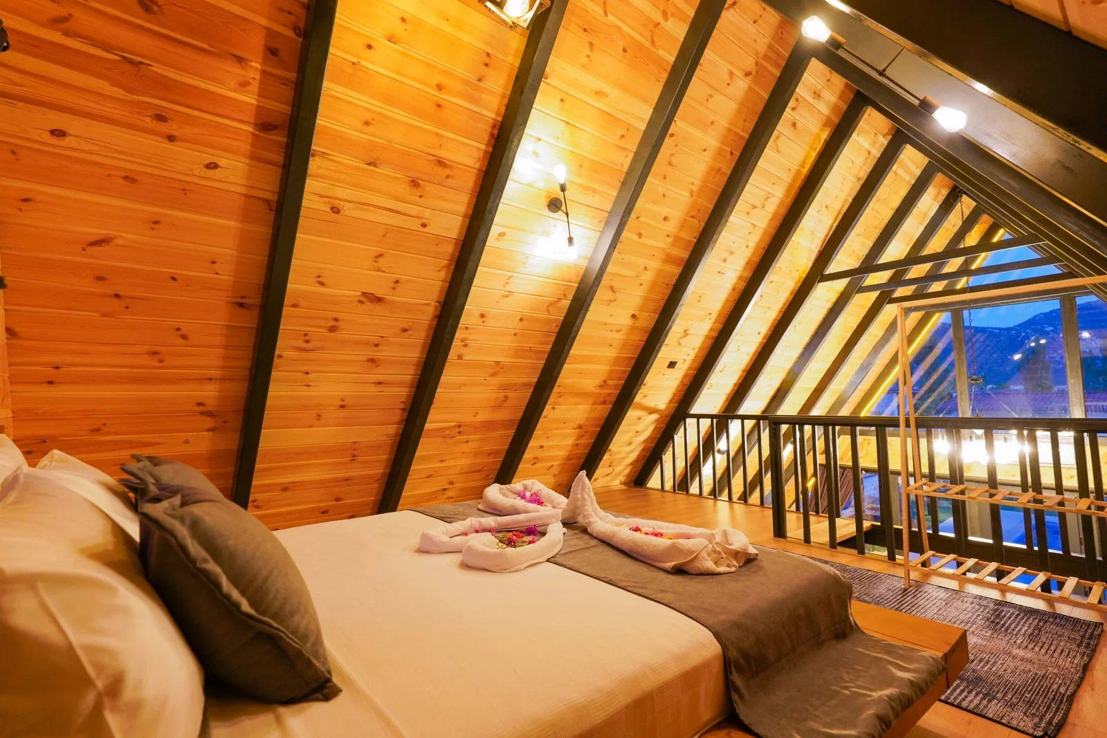Bezirgan’da Balayı Çiftlerine Uygun, Korunaklı Havuzlu, 2 Yatak Odalı, Kiralık Villa