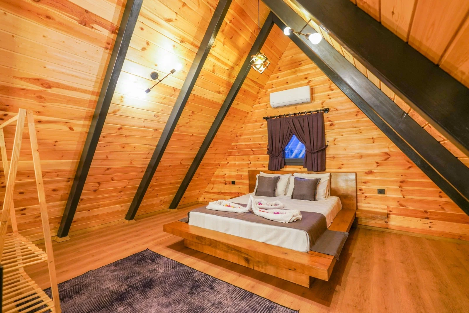 Bezirgan’da Balayı Çiftlerine Uygun, Korunaklı Havuzlu, 2 Yatak Odalı, Kiralık Villa