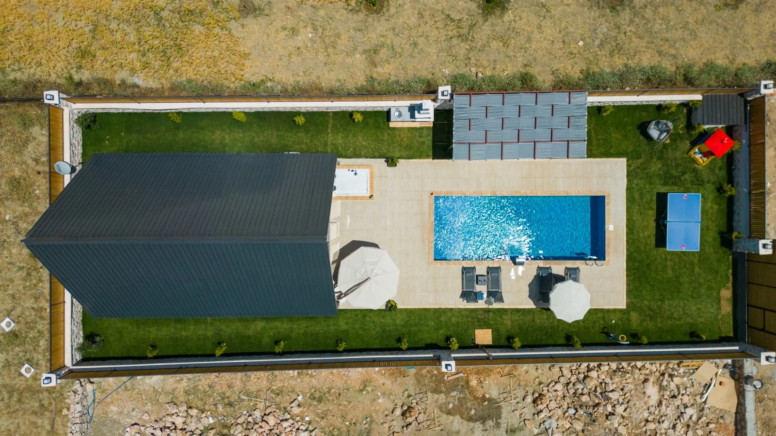 Bezirgan’da Balayı Çiftlerine Uygun, Korunaklı Havuzlu, 2 Yatak Odalı, Kiralık Villa