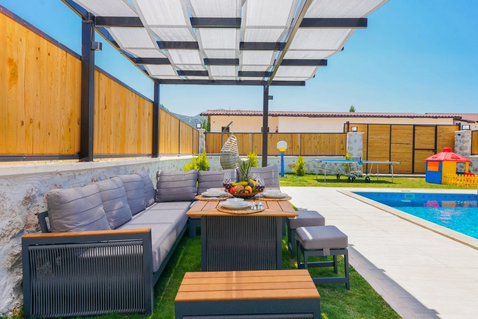 Bezirgan’da Balayı Çiftlerine Uygun, Korunaklı Havuzlu, 2 Yatak Odalı, Kiralık Villa