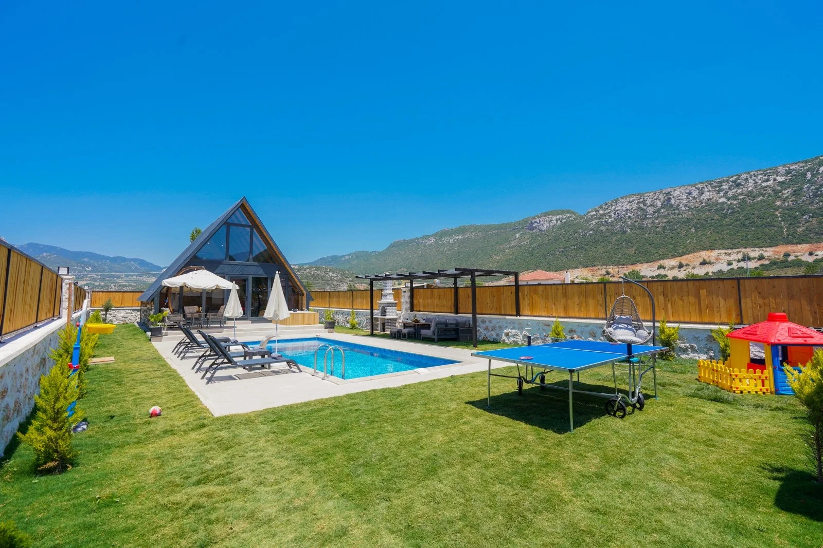 Bezirgan’da Balayı Çiftlerine Uygun, Korunaklı Havuzlu, 2 Yatak Odalı, Kiralık Villa