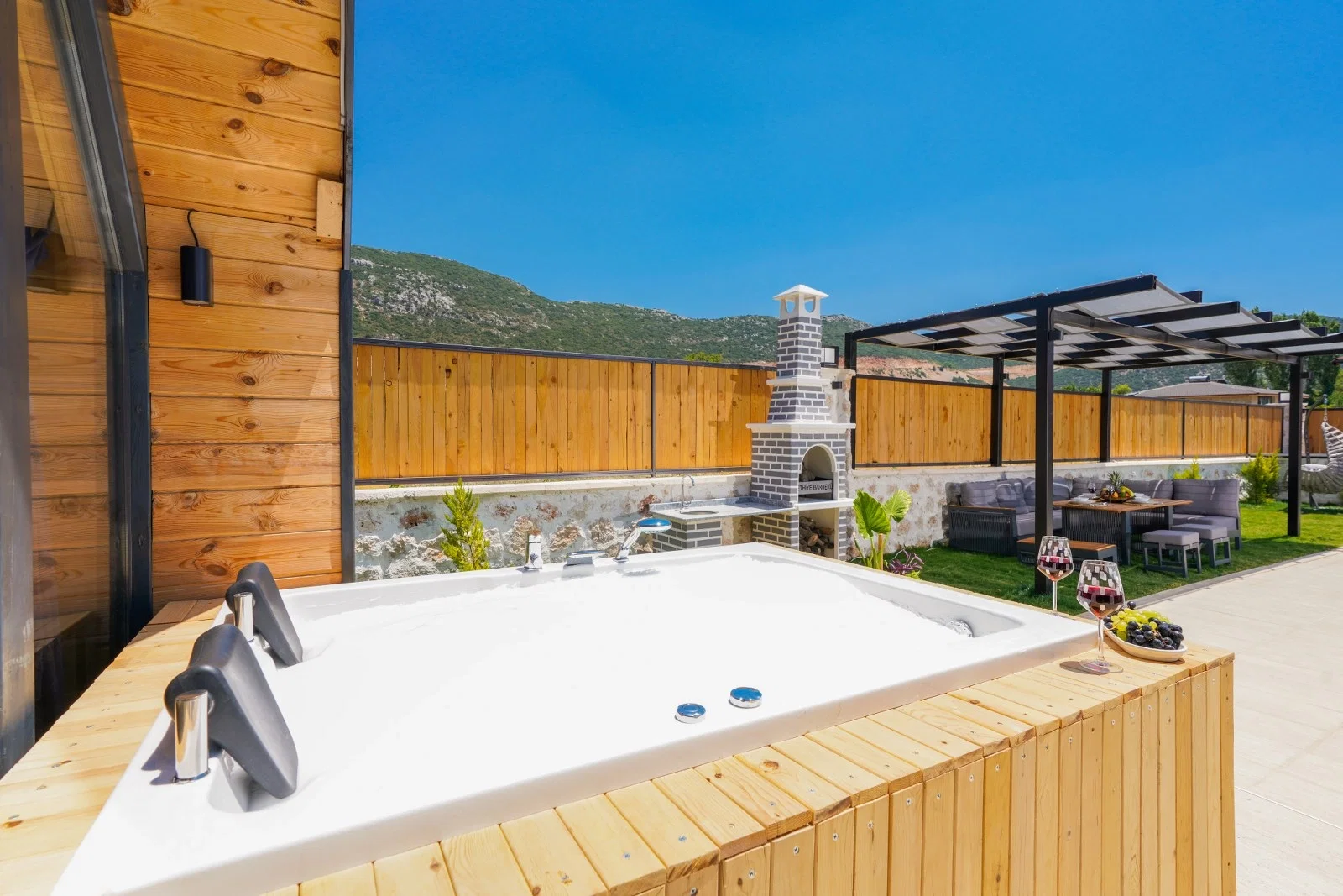Bezirgan’da Balayı Çiftlerine Uygun, Korunaklı Havuzlu, 2 Yatak Odalı, Kiralık Villa