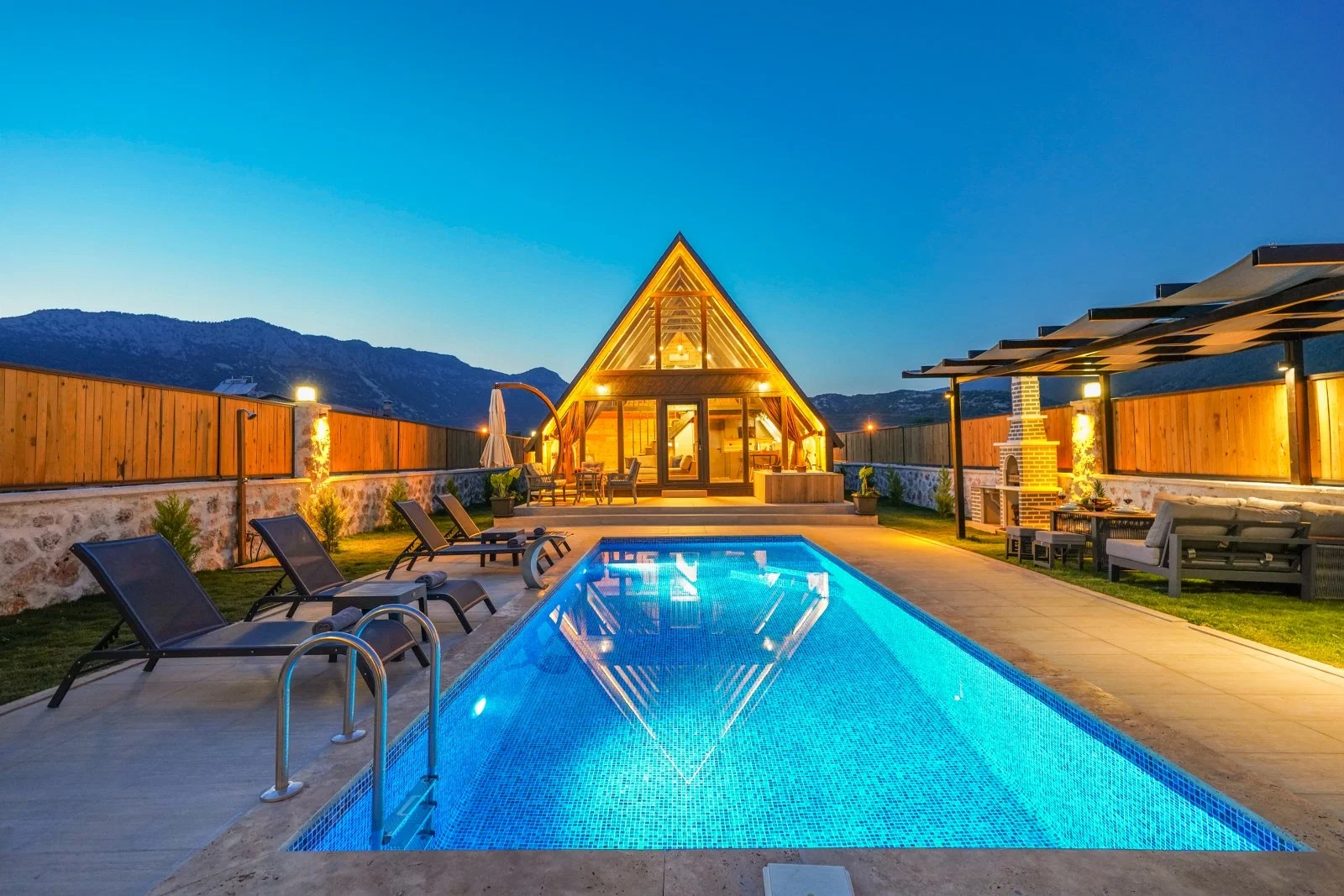 Bezirgan’da Balayı Çiftlerine Uygun, Korunaklı Havuzlu, 2 Yatak Odalı, Kiralık Villa