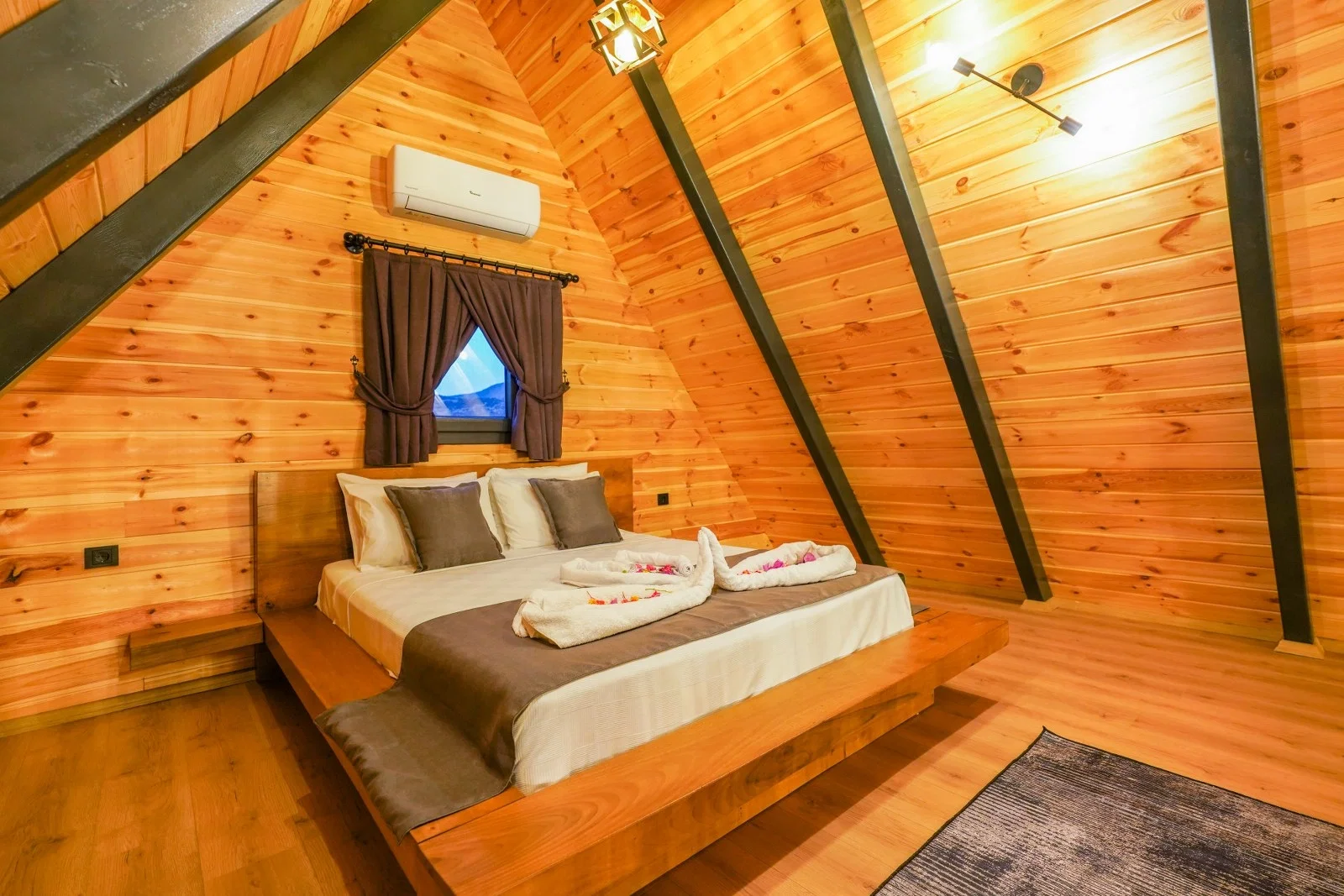 Bezirgan’da Balayı Çiftlerine Uygun, Korunaklı Havuzlu, 2 Yatak Odalı, Kiralık Villa