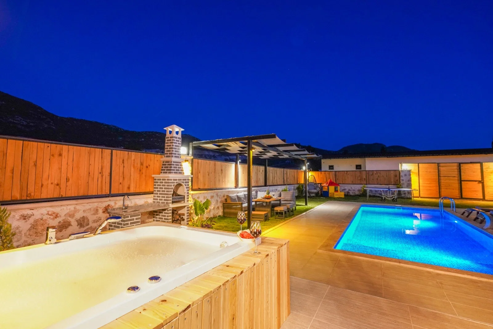 Bezirgan’da Balayı Çiftlerine Uygun, Korunaklı Havuzlu, 2 Yatak Odalı, Kiralık Villa