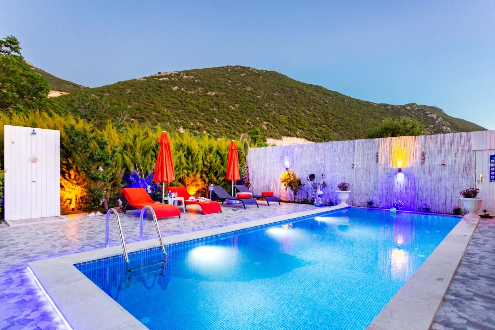 Bezirgan’da Balayı Çiftlerine Uygun, Korunaklı Havuzlu, 2 Yatak Odalı, Ekonomik Villa