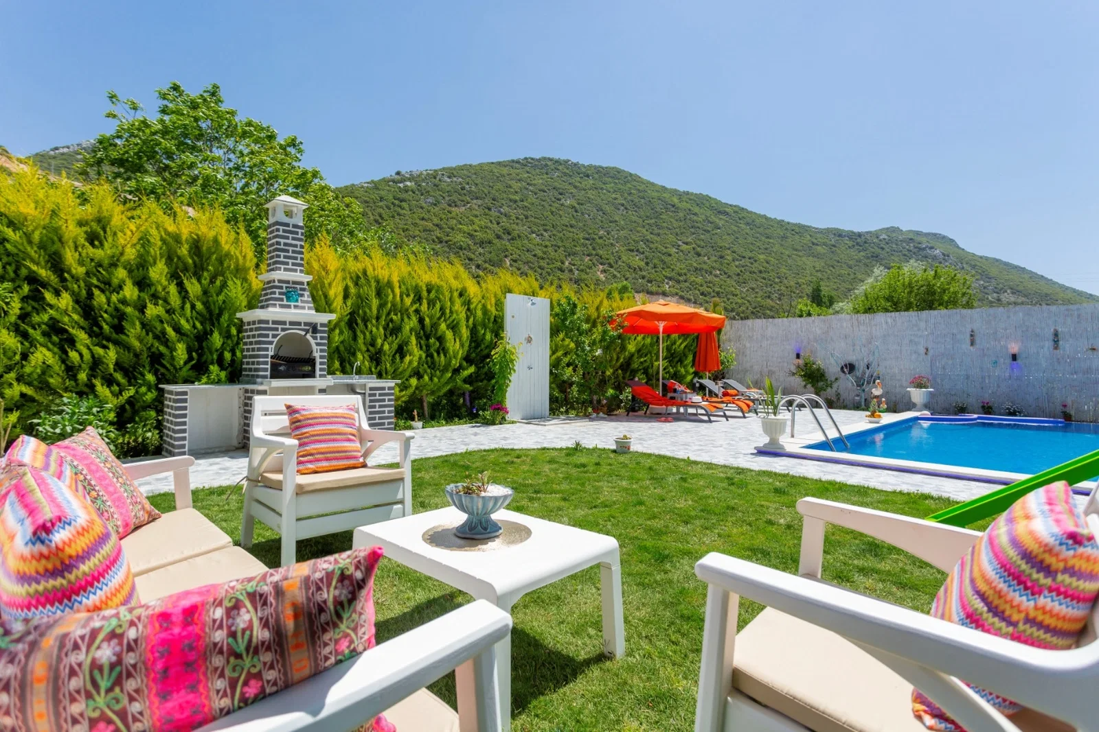 Bezirgan’da Balayı Çiftlerine Uygun, Korunaklı Havuzlu, 2 Yatak Odalı, Ekonomik Villa