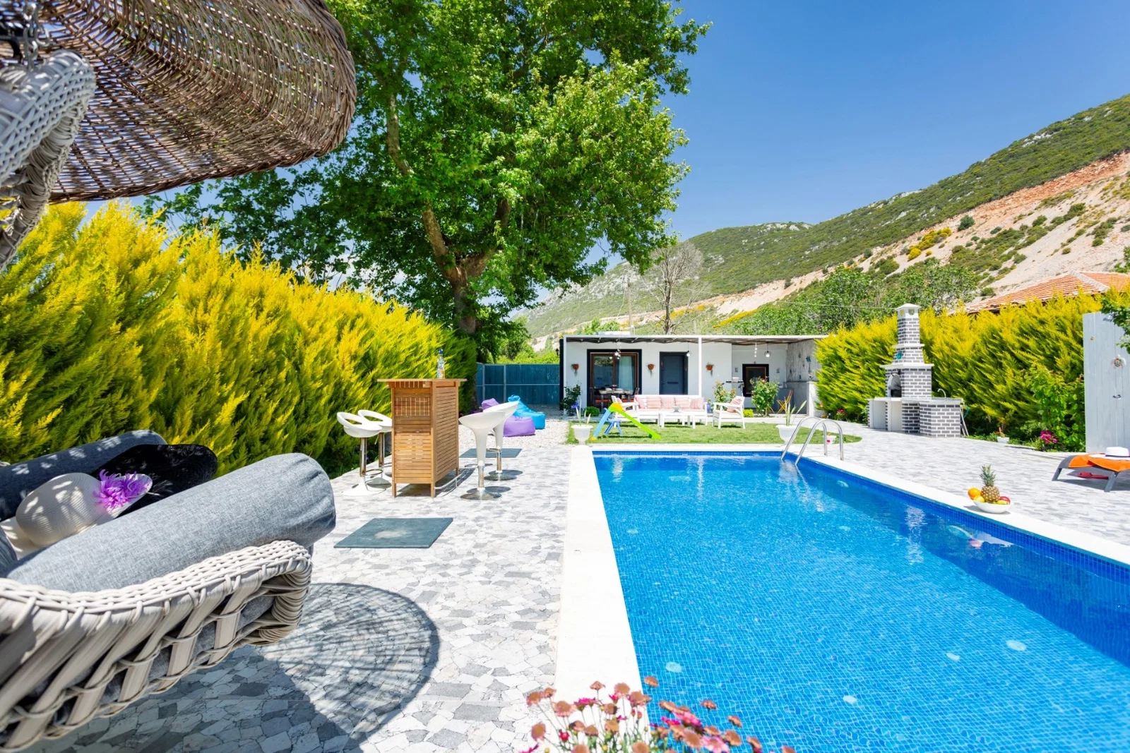 Bezirgan’da Balayı Çiftlerine Uygun, Korunaklı Havuzlu, 2 Yatak Odalı, Ekonomik Villa